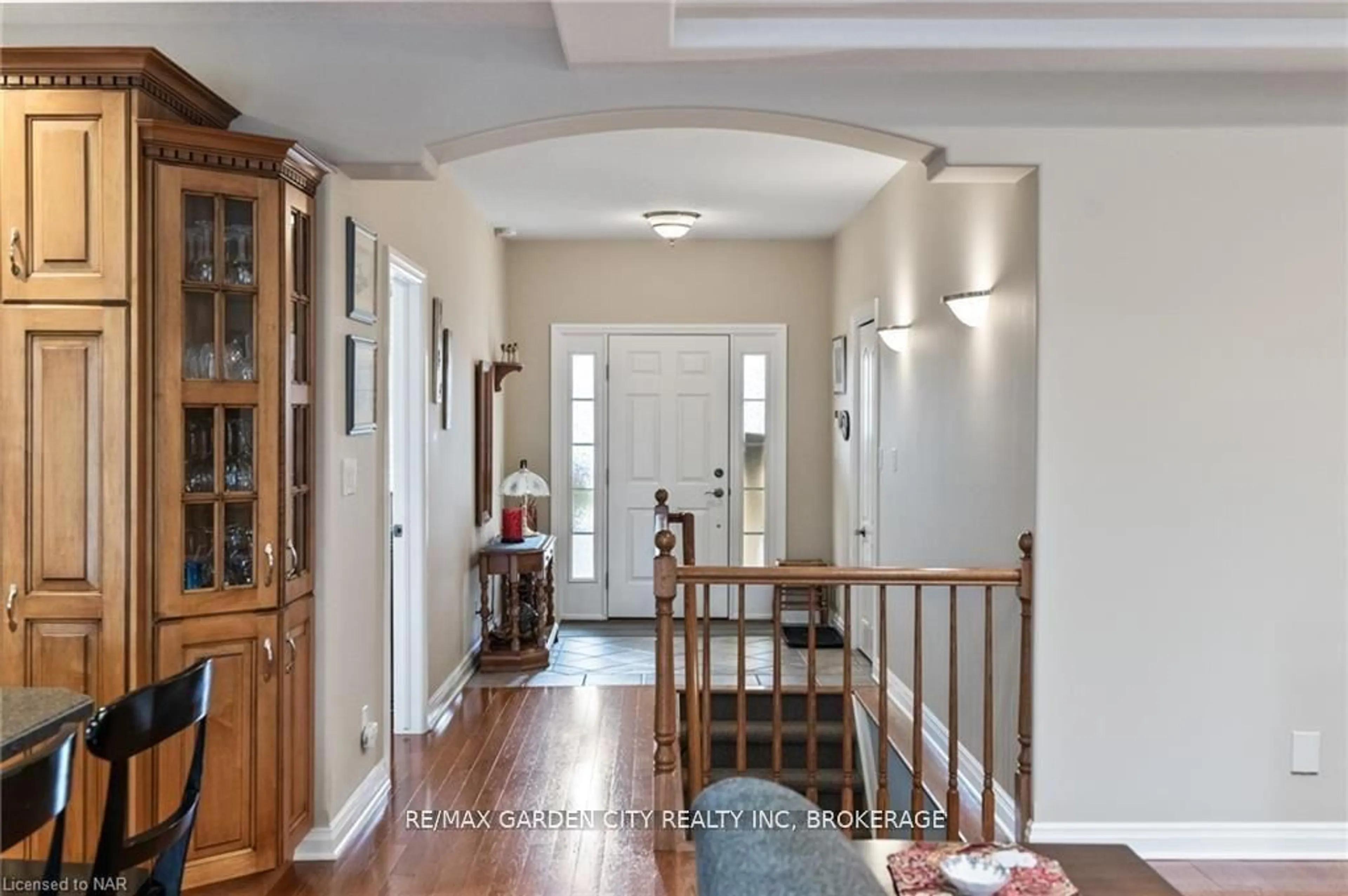 Indoor entryway for 100 Thorold Rd, Welland Ontario L3C 7A6