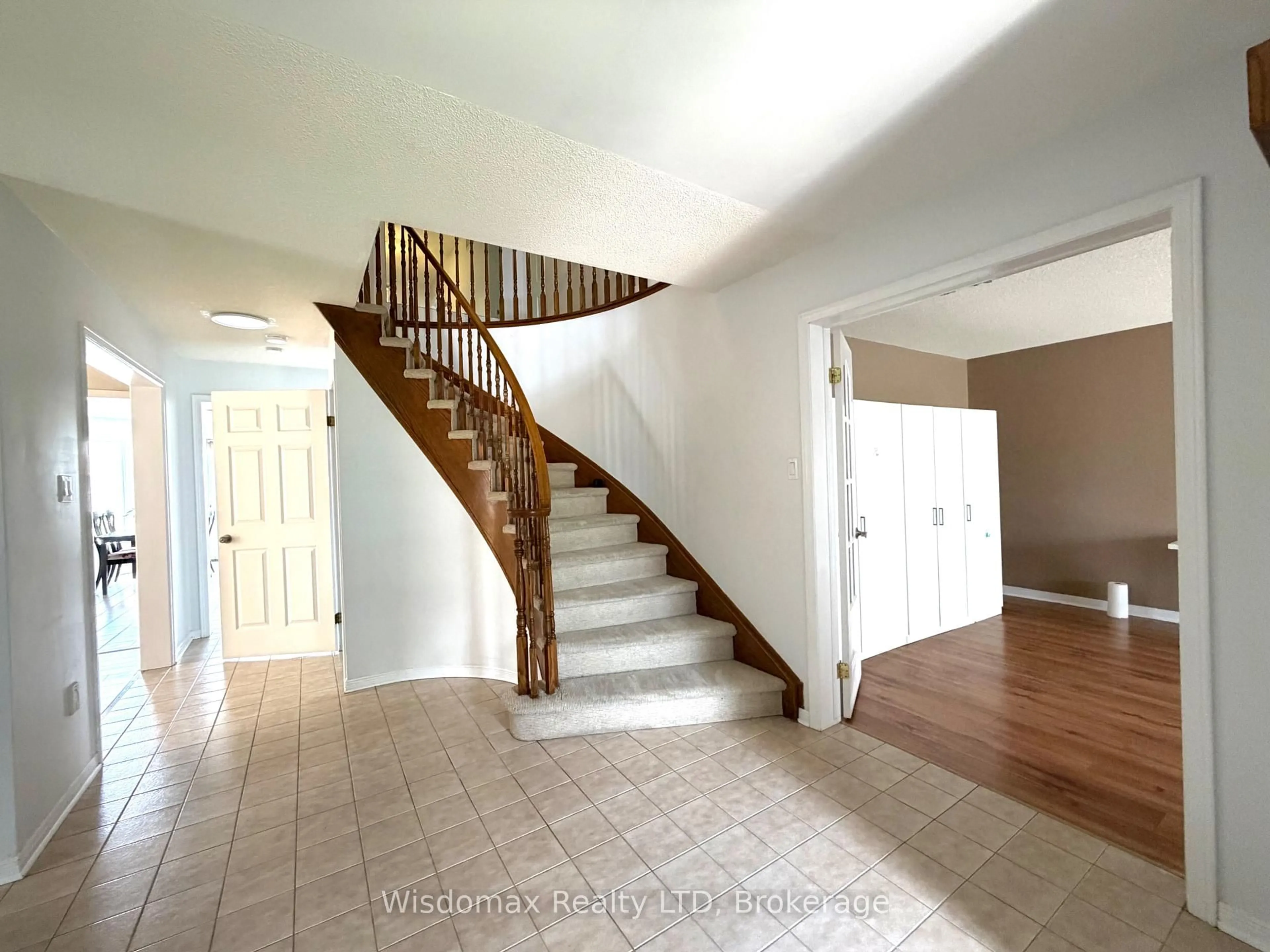 Indoor foyer for 1 CRYSLER Cres, Thorold Ontario L2V 5V2