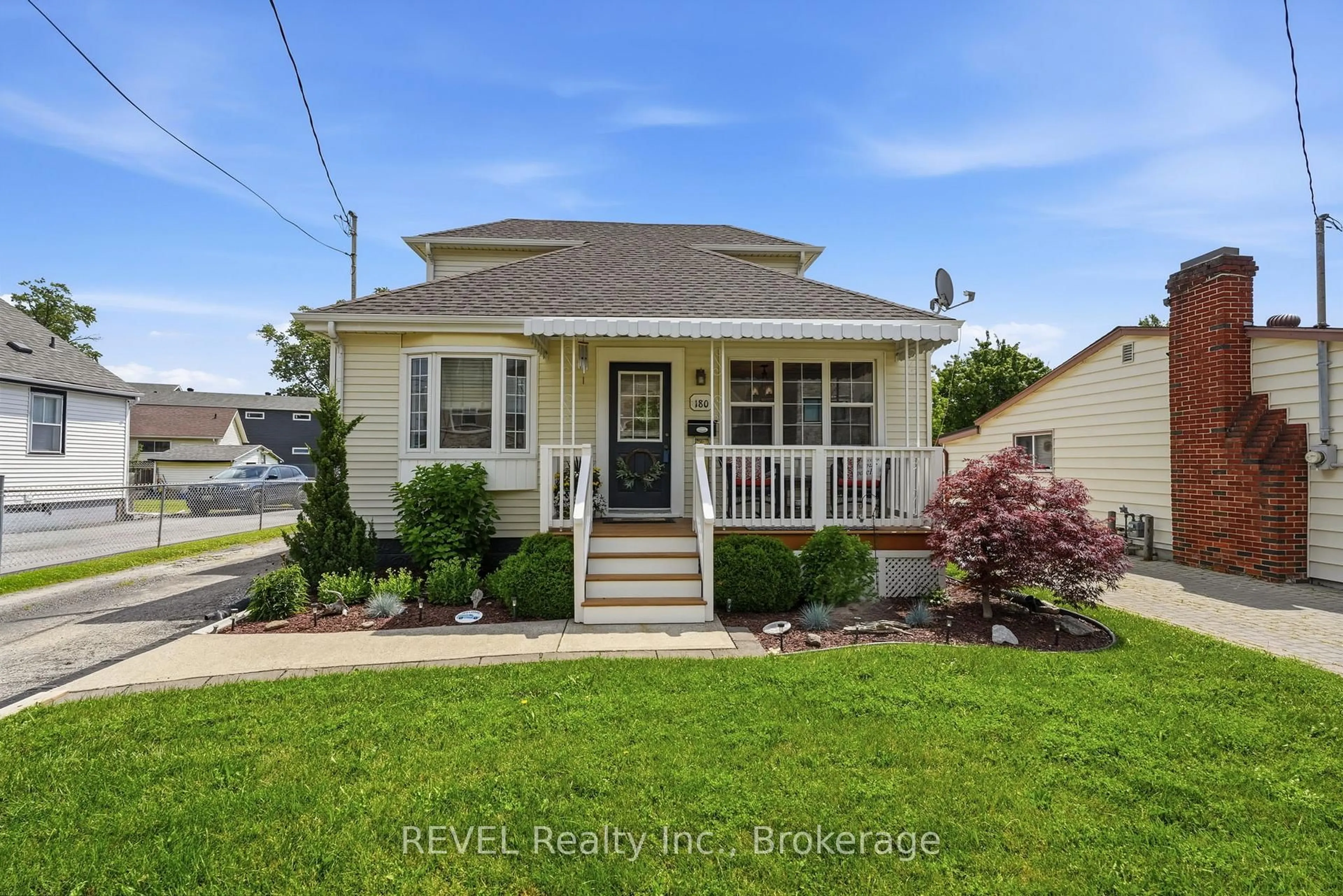 Home with vinyl exterior material, street for 180 Louth St, St. Catharines Ontario L2S 2R3