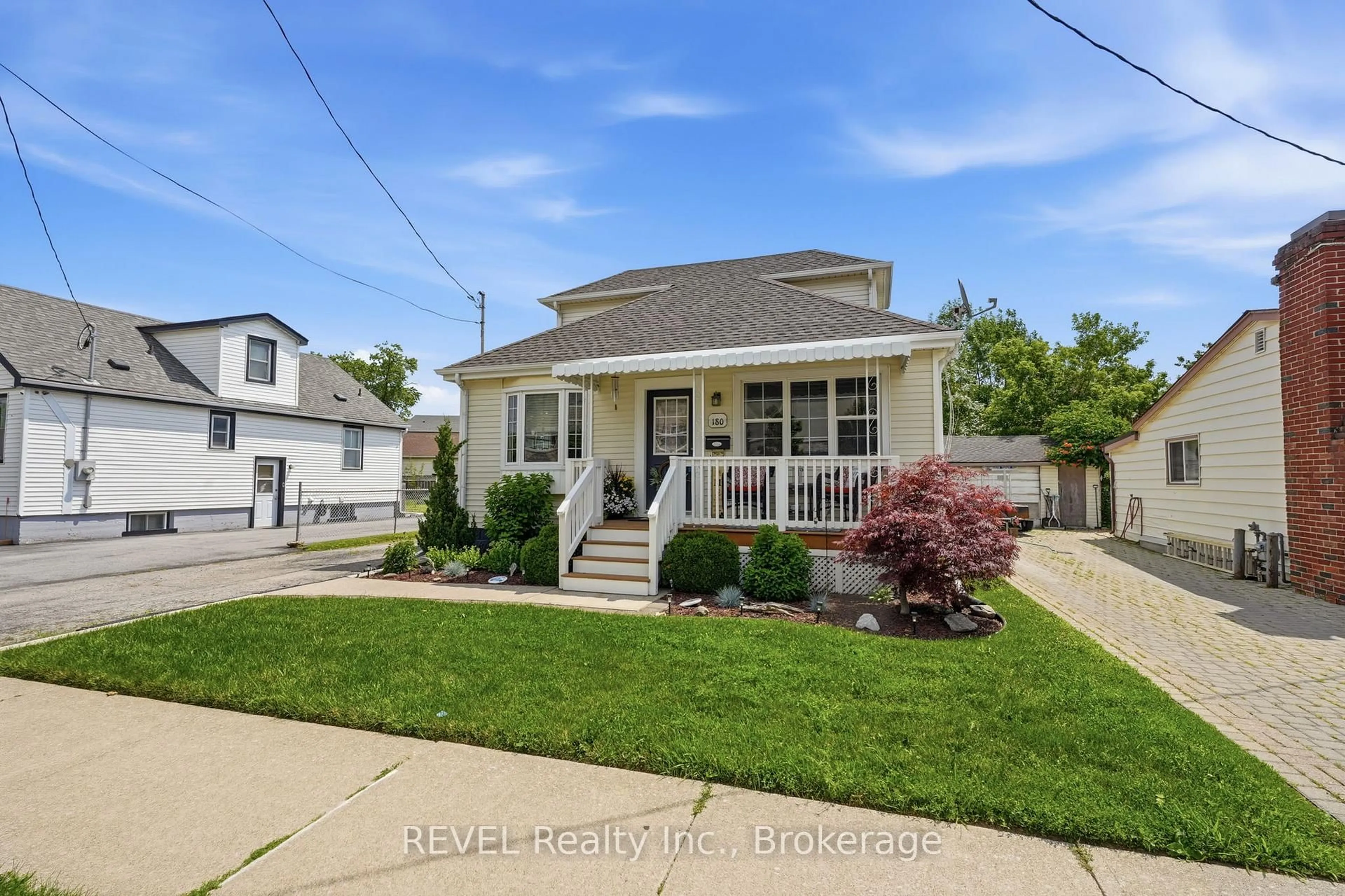 Home with vinyl exterior material, street for 180 Louth St, St. Catharines Ontario L2S 2R3