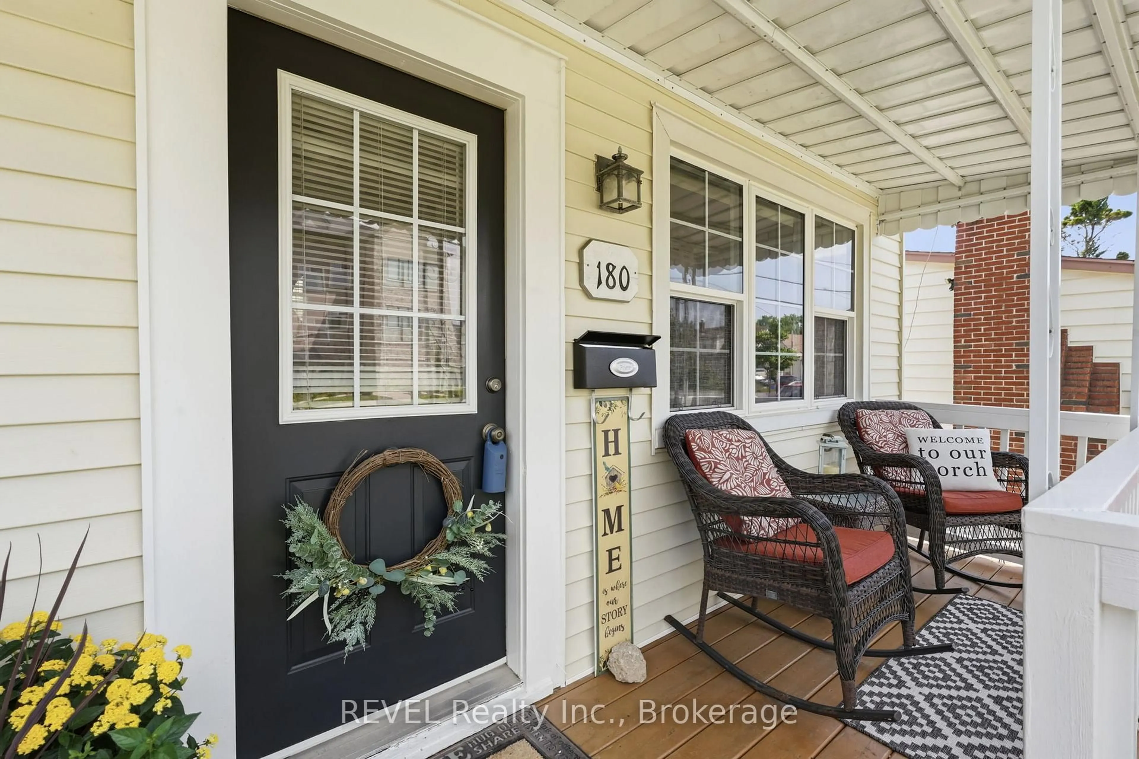 Indoor entryway for 180 Louth St, St. Catharines Ontario L2S 2R3