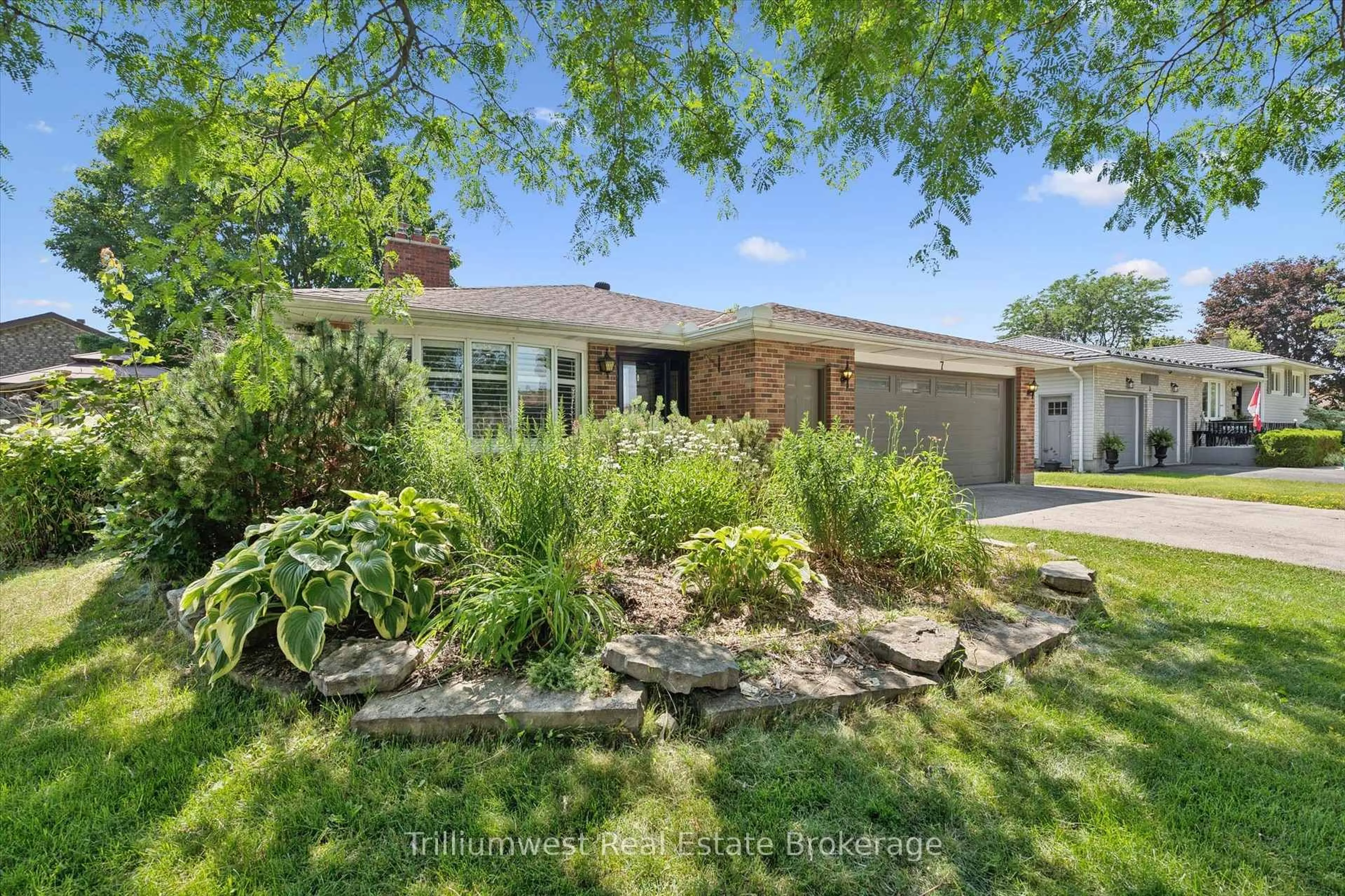 A pic from outside/outdoor area/front of a property/back of a property/a pic from drone, street for 7 Teakwood Pl, Guelph Ontario N1E 6G7