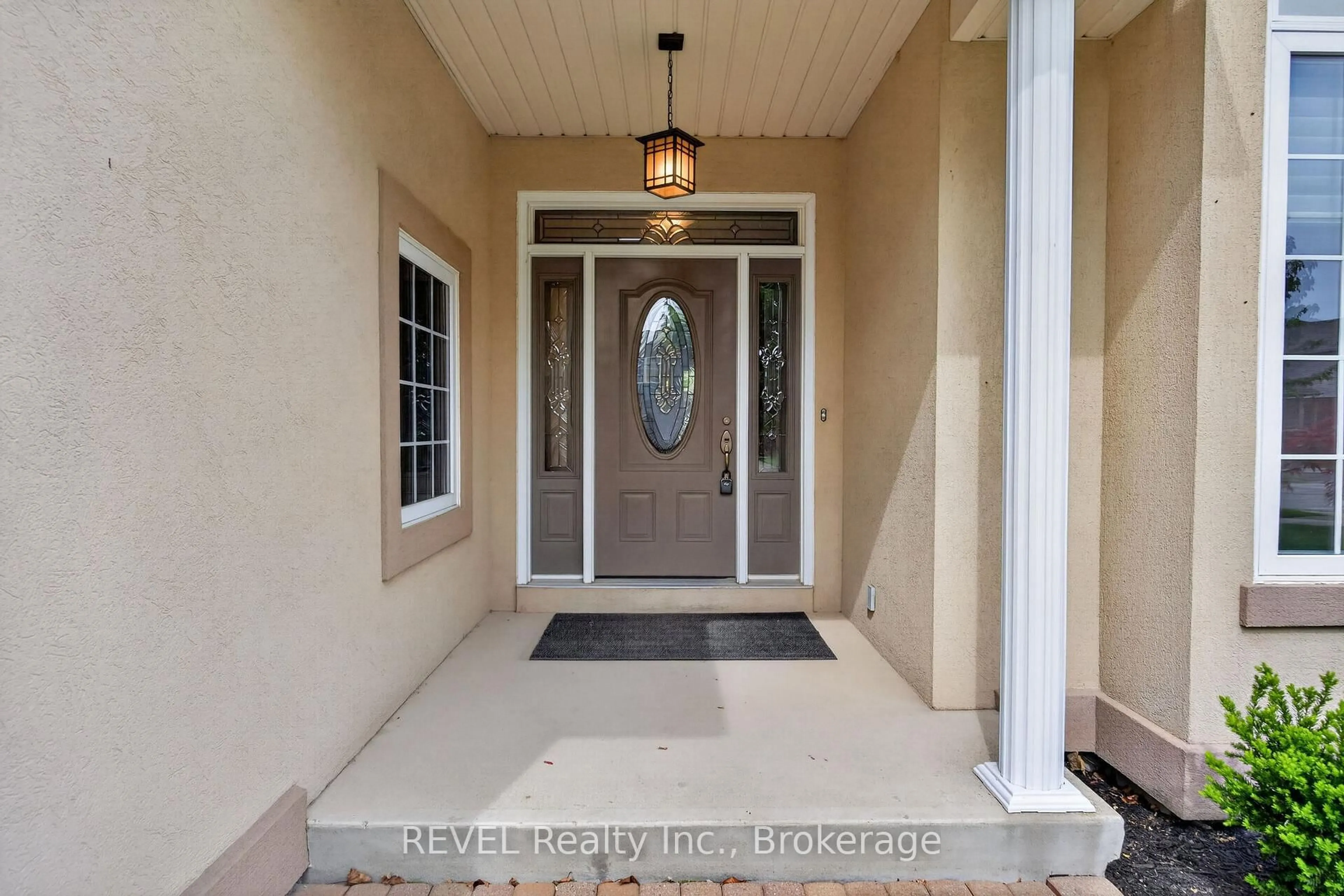 Indoor entryway for 30 Bianca Dr, Niagara-on-the-Lake Ontario L0S 1T0