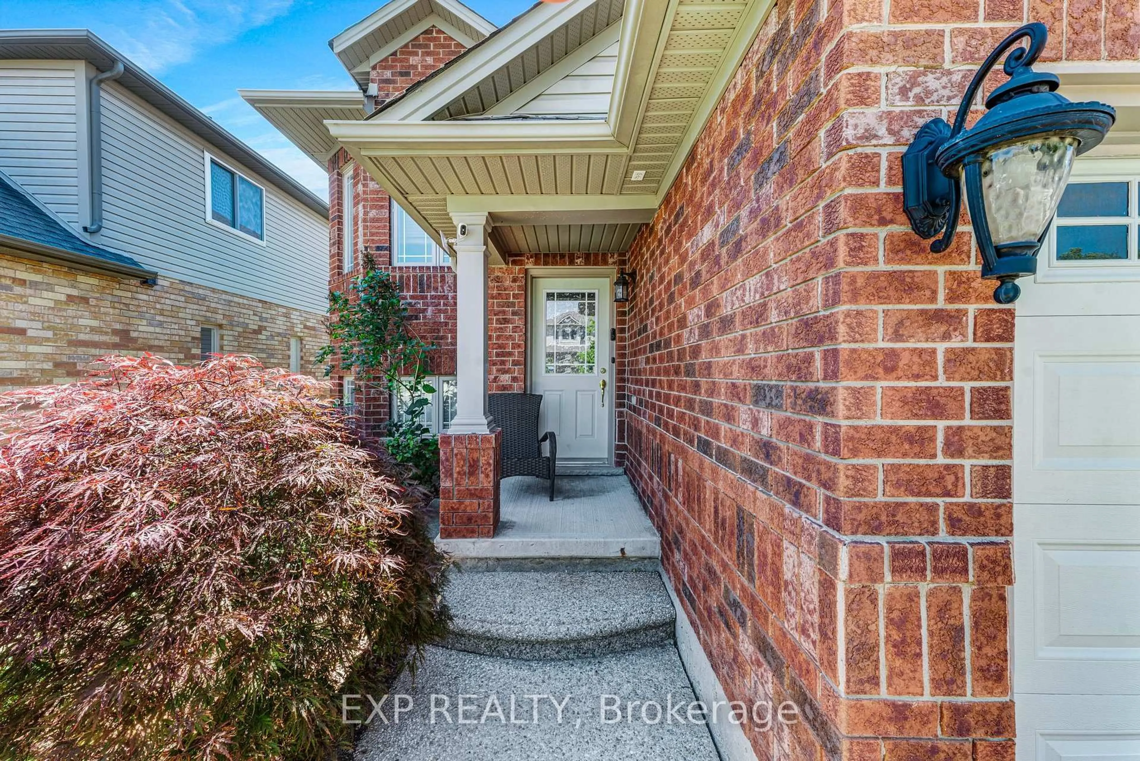 Indoor entryway for 16 Downing St, Hamilton Ontario L0R 1C0