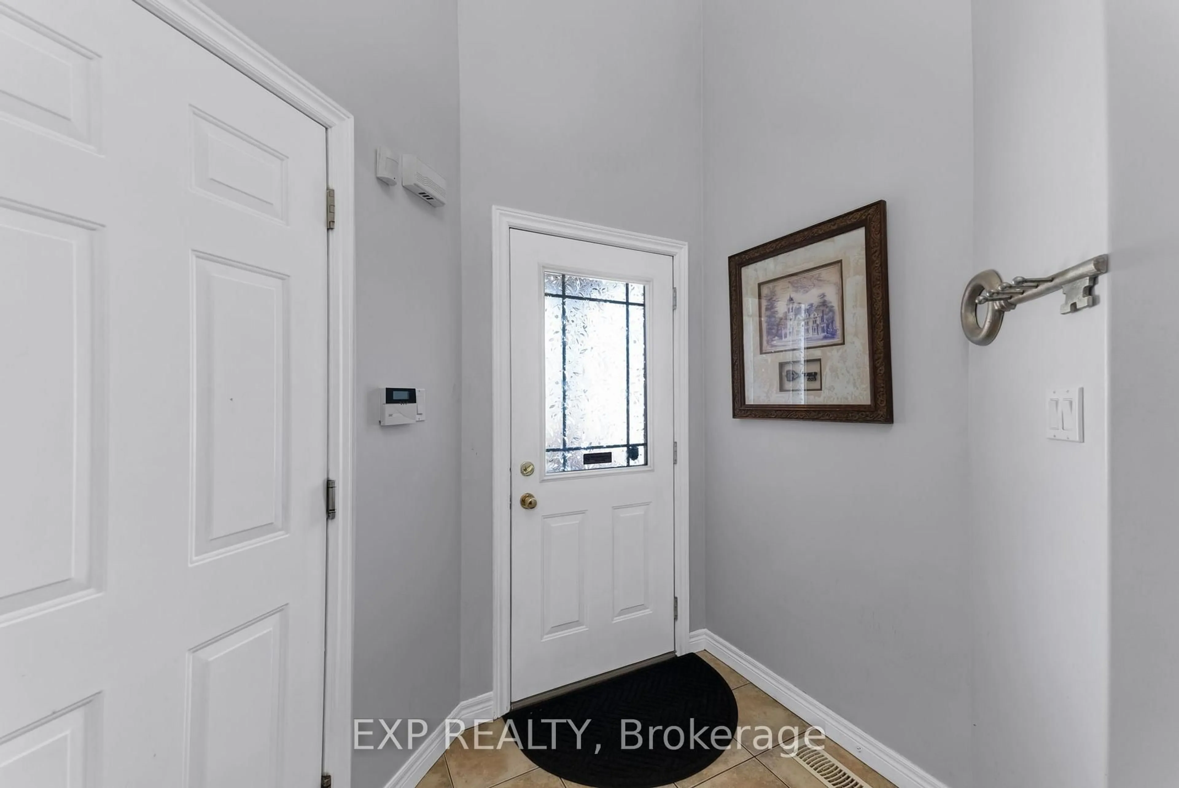 Indoor entryway for 16 Downing St, Hamilton Ontario L0R 1C0