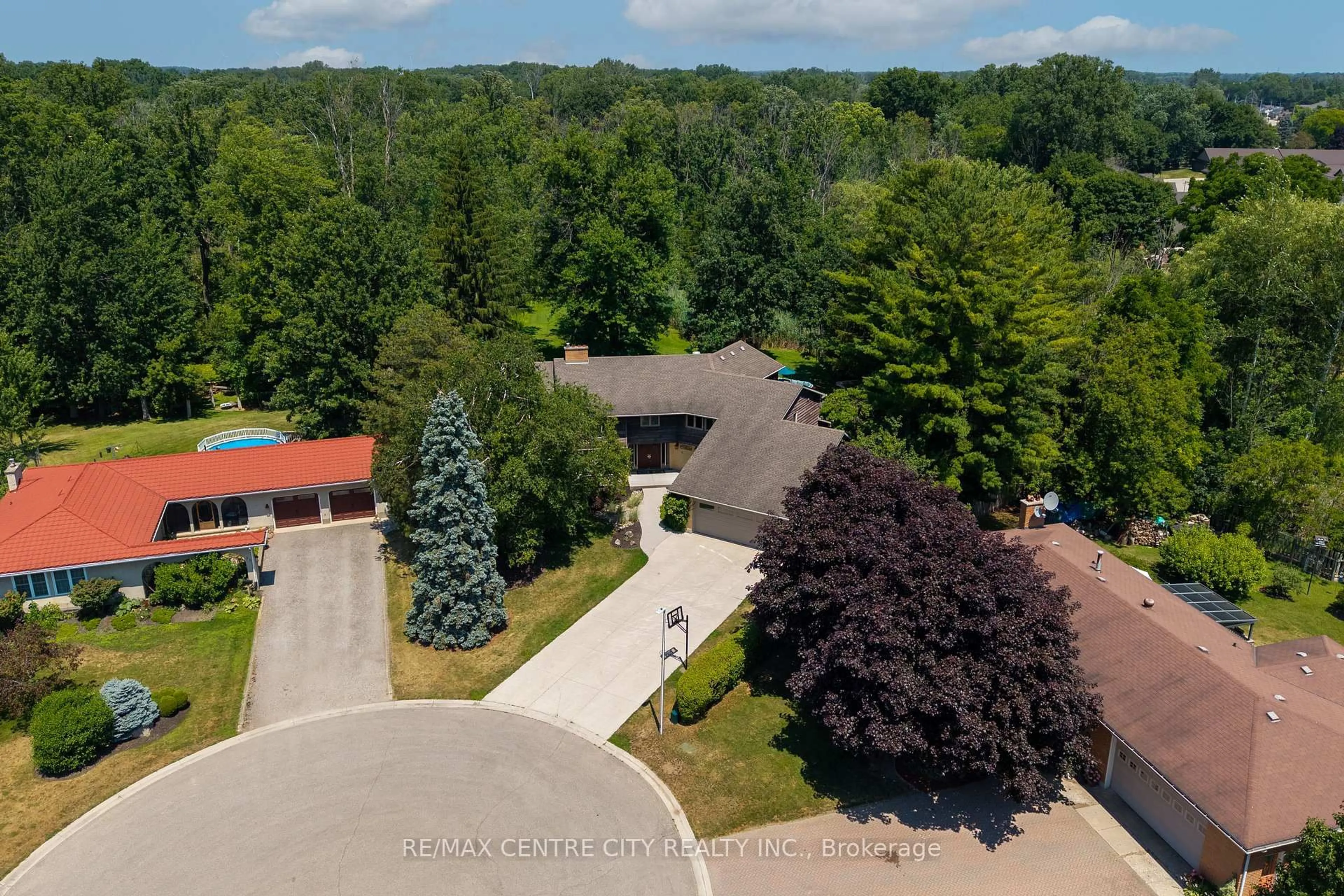 A pic from outside/outdoor area/front of a property/back of a property/a pic from drone, mountain view for 255 MILL POND Cres, Strathroy-Caradoc Ontario N7G 3P9