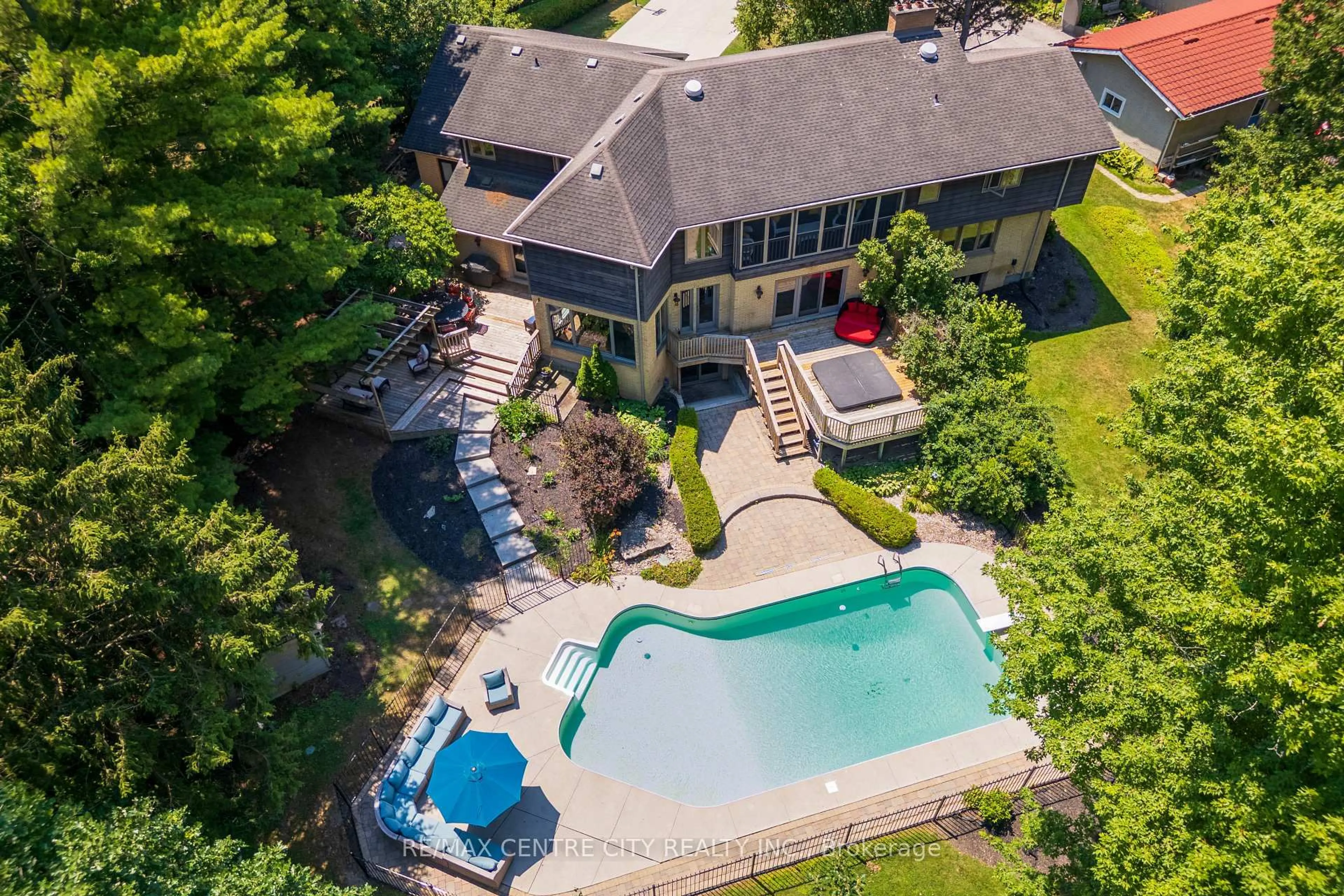 A pic from outside/outdoor area/front of a property/back of a property/a pic from drone, water/lake/river/ocean view for 255 MILL POND Cres, Strathroy-Caradoc Ontario N7G 3P9
