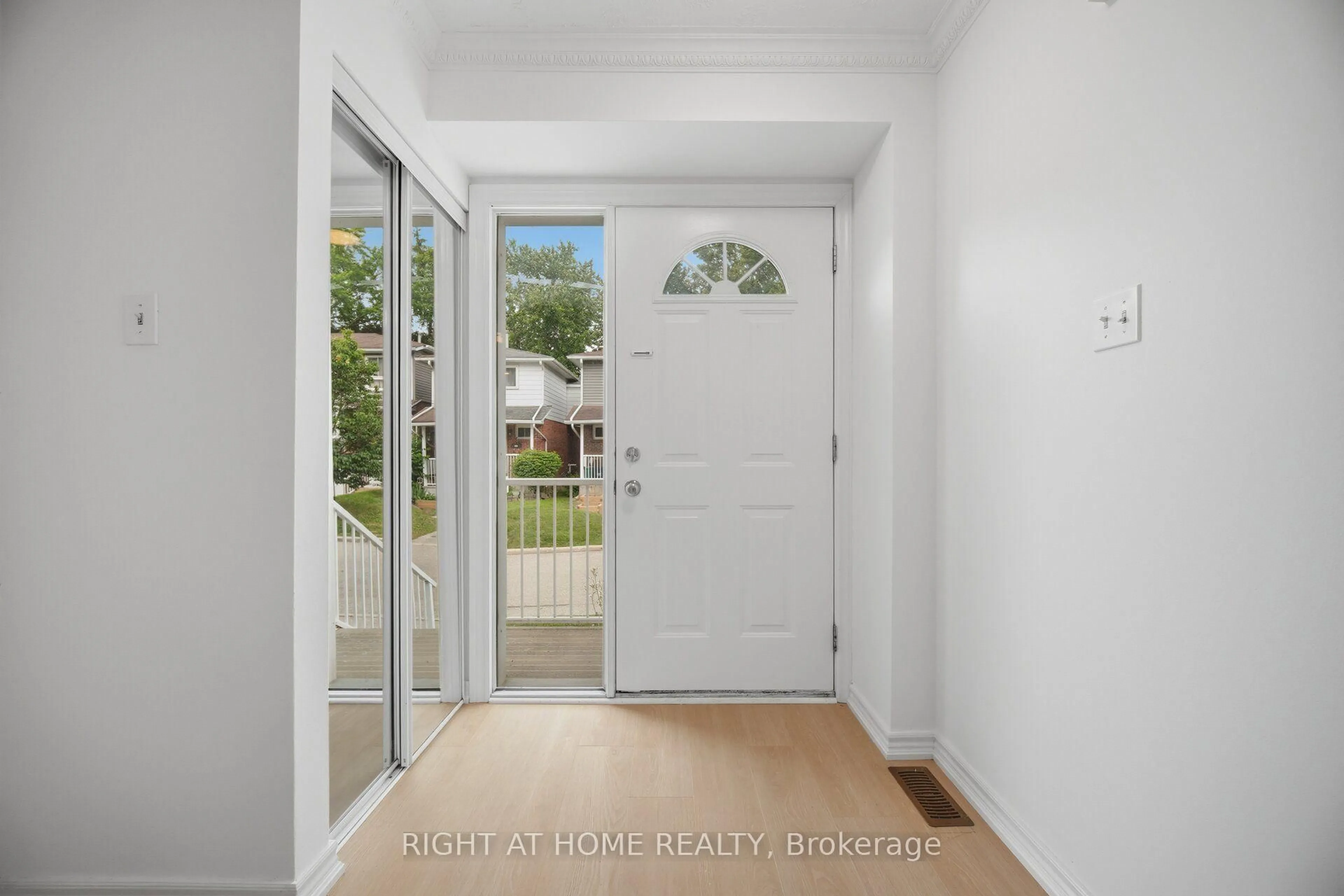 Indoor entryway for 295 Bluevale St #B, Waterloo Ontario N2J 4H6
