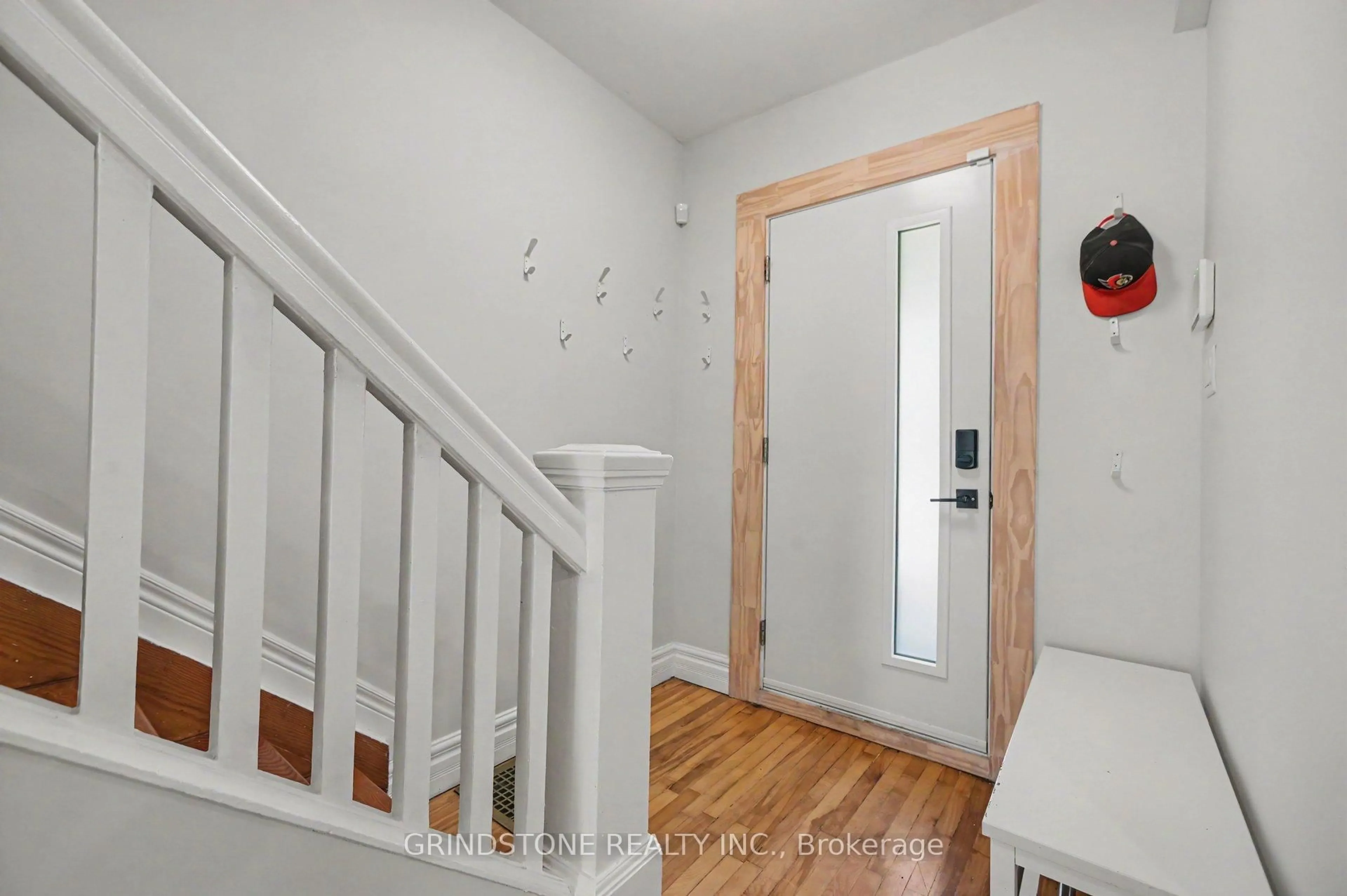 Indoor entryway for 28 Railway St, Ottawa Ontario K1S 4N9