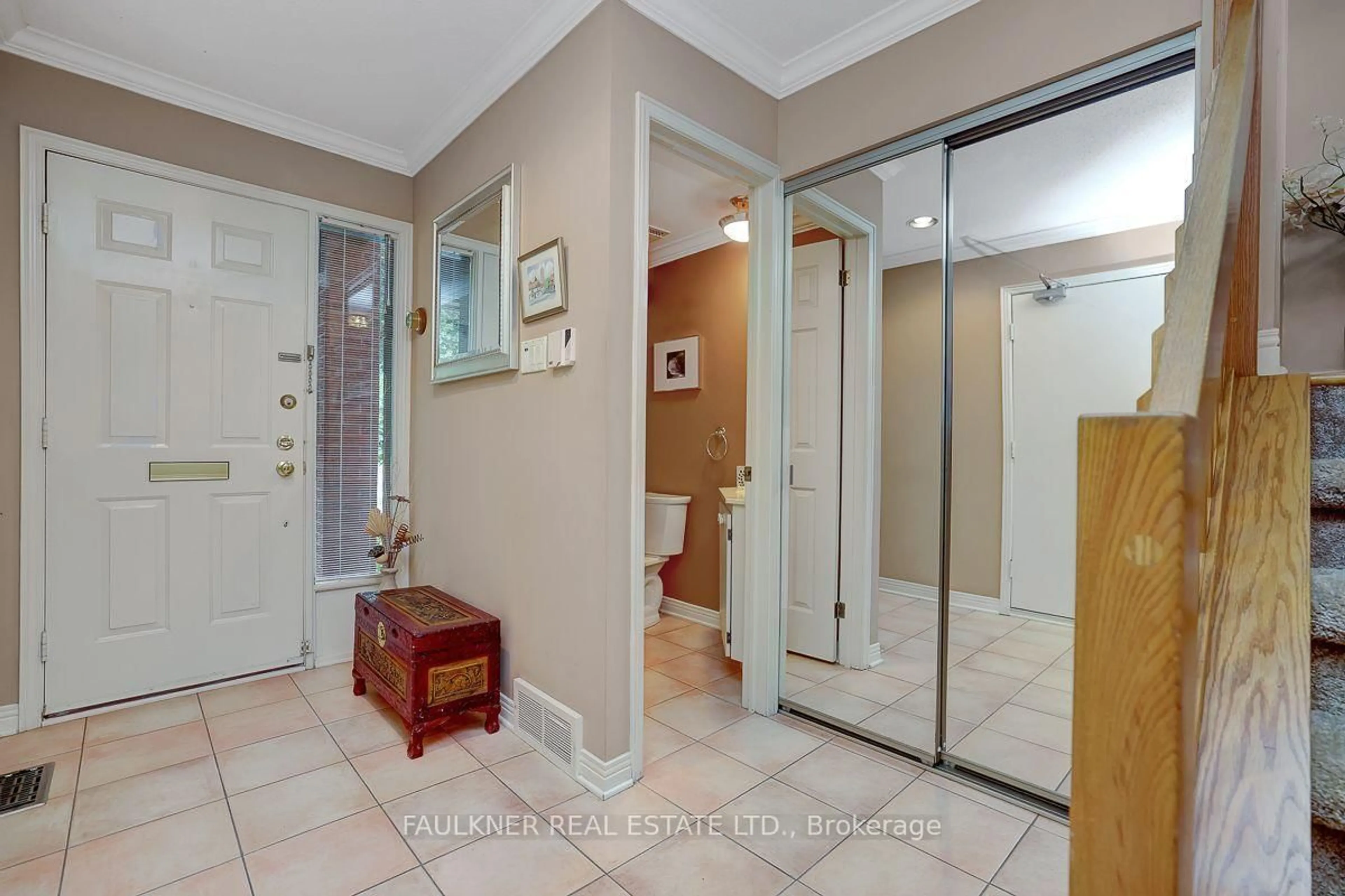 Indoor entryway for 15 Hazel St, Ottawa Ontario K1S 0E7