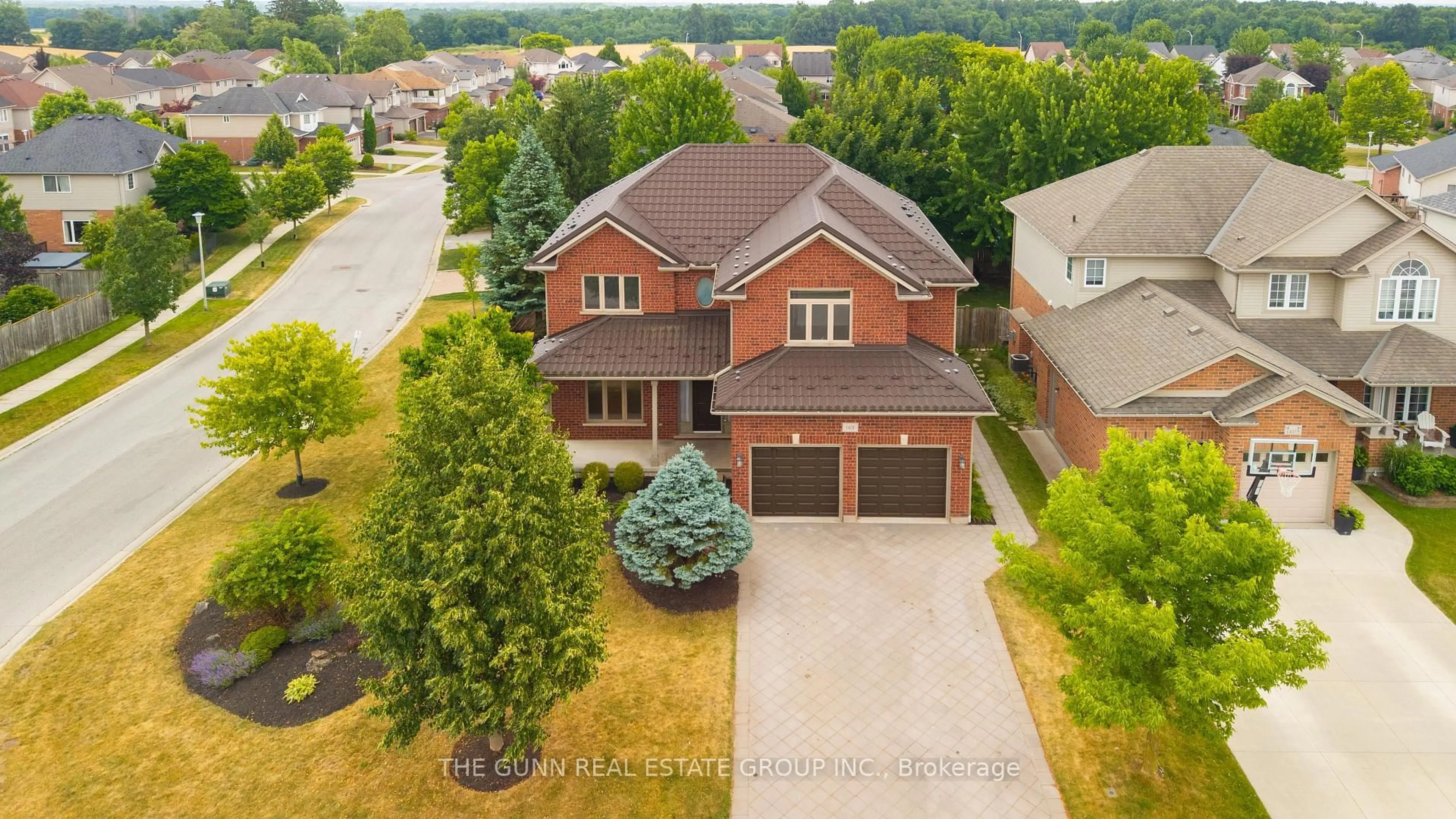 A pic from outside/outdoor area/front of a property/back of a property/a pic from drone, street for 1401 Birchwood Dr, London South Ontario N6K 4Y5
