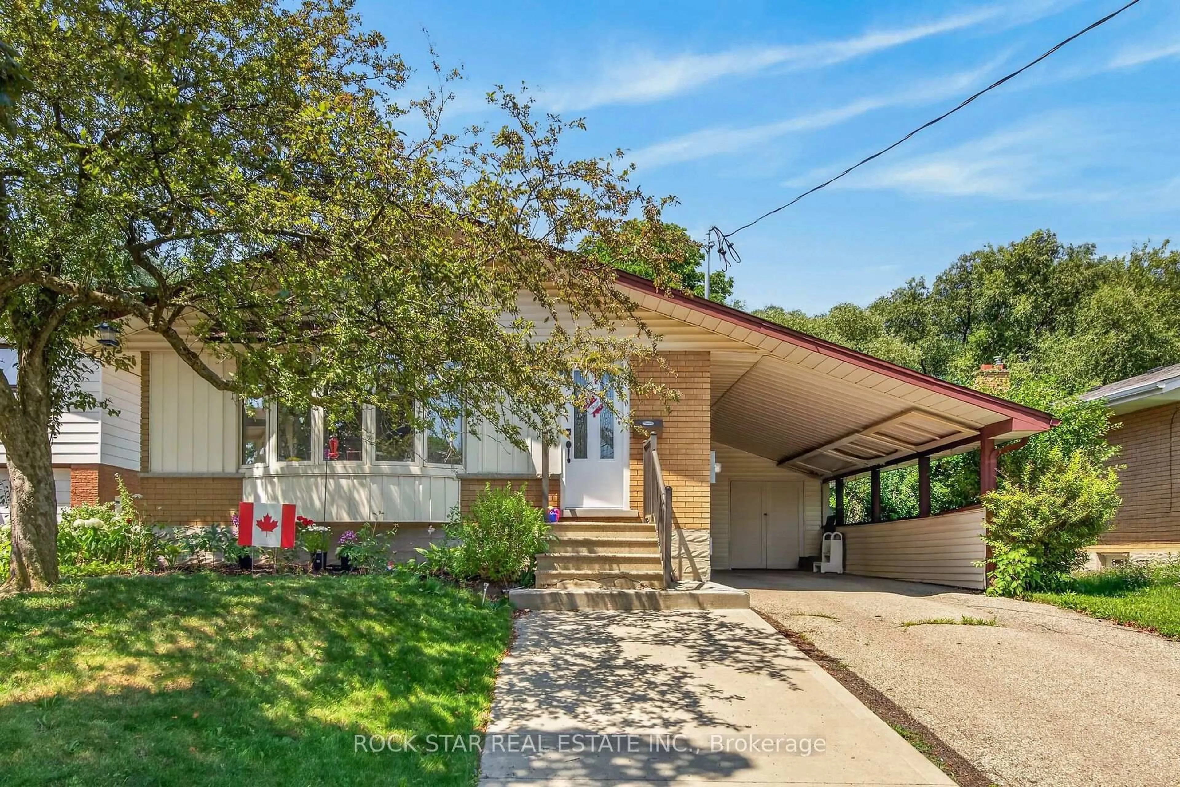 A pic from outside/outdoor area/front of a property/back of a property/a pic from drone, street for 33 Ruskview Rd, Kitchener Ontario N2M 4S1
