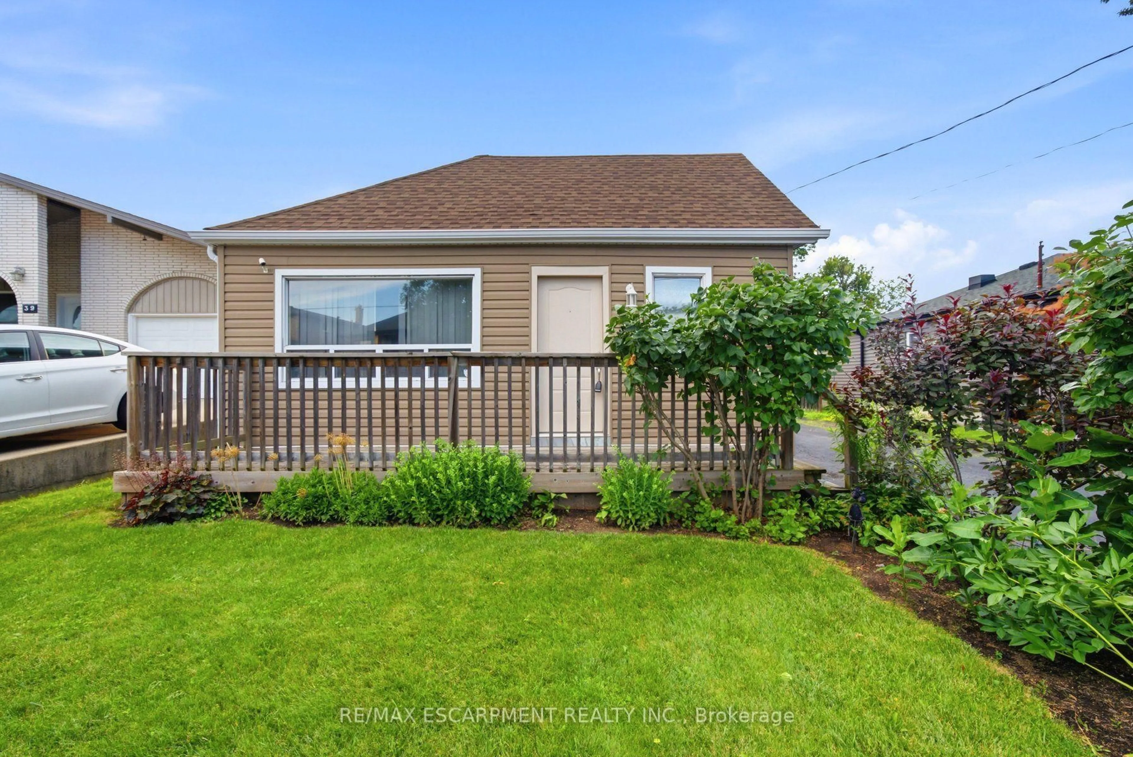 Home with vinyl exterior material, street for 41 Worsley Rd, Hamilton Ontario L8E 2E9