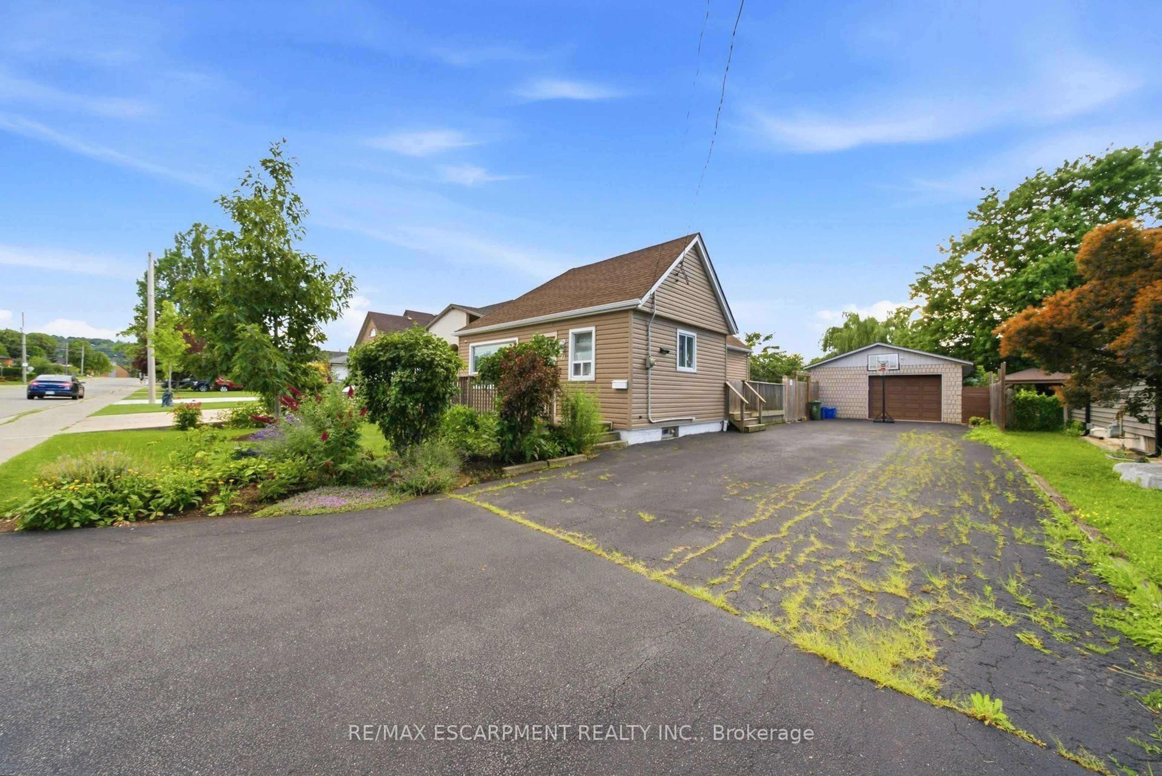 A pic from outside/outdoor area/front of a property/back of a property/a pic from drone, street for 41 Worsley Rd, Hamilton Ontario L8E 2E9