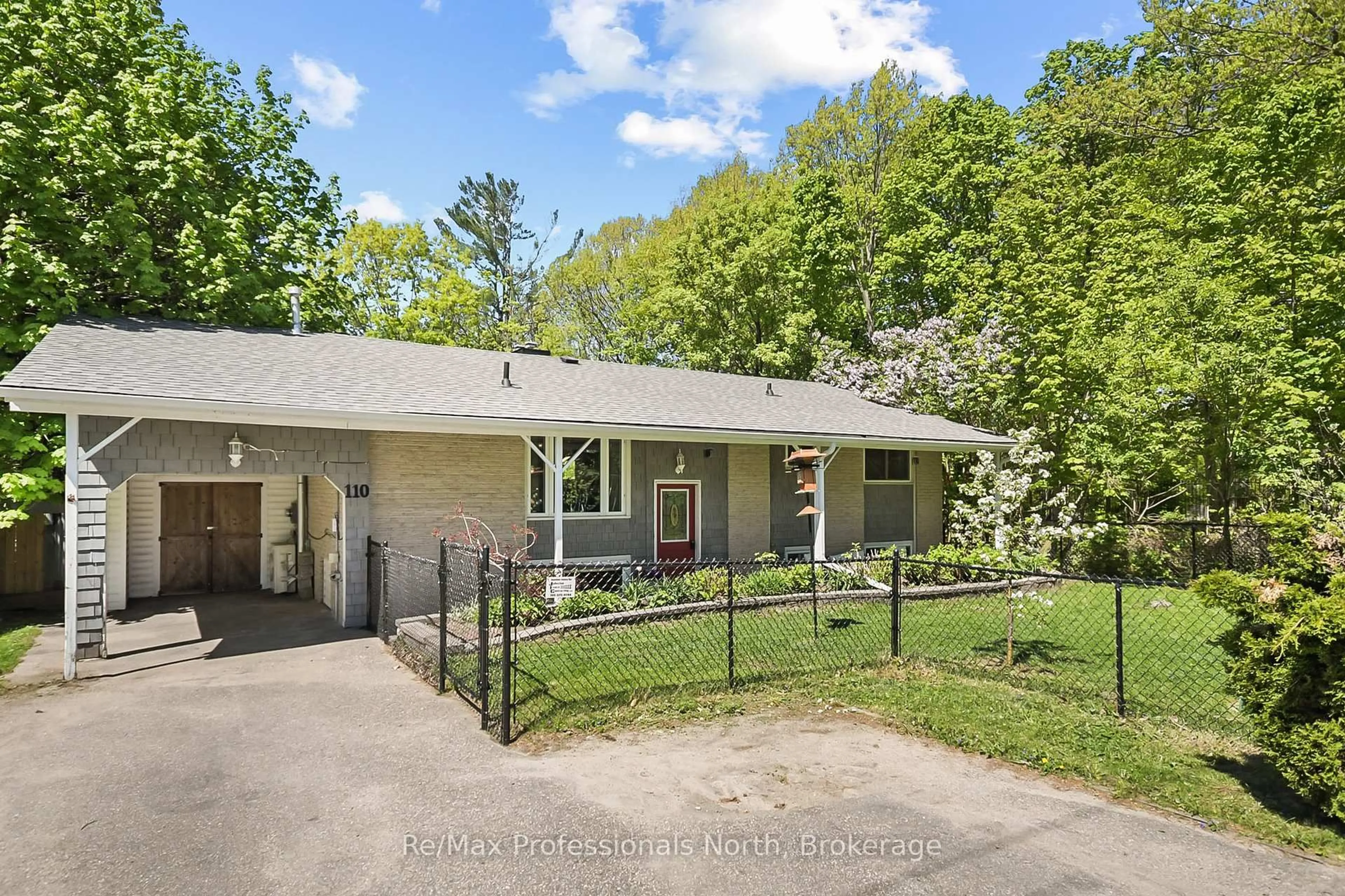 A pic from outside/outdoor area/front of a property/back of a property/a pic from drone, street for 110 FRASER St, Gravenhurst Ontario P1P 1C9