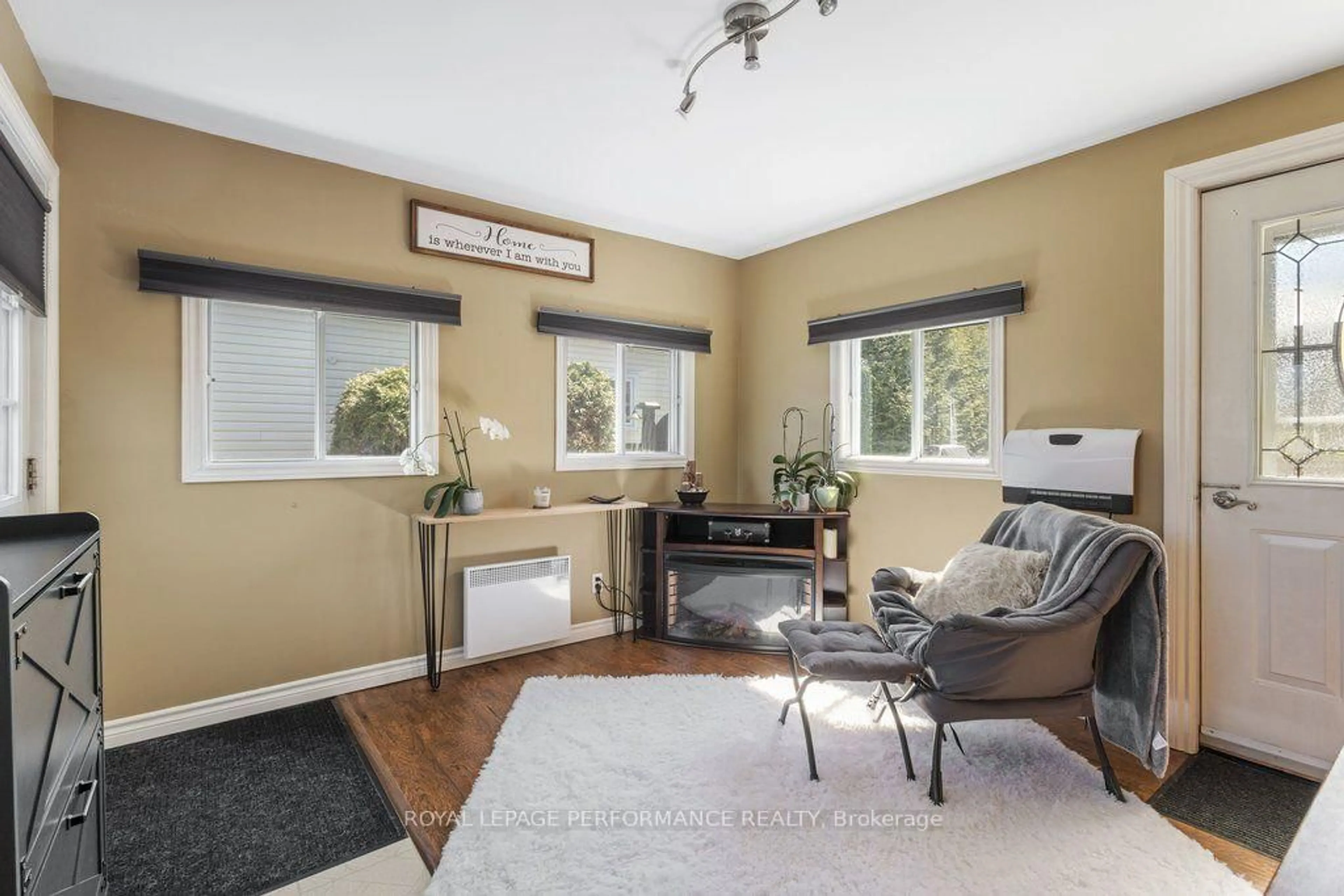 Living room with furniture, unknown for 1034 Vista Barrett Private, Greely Ontario K4P 1C8