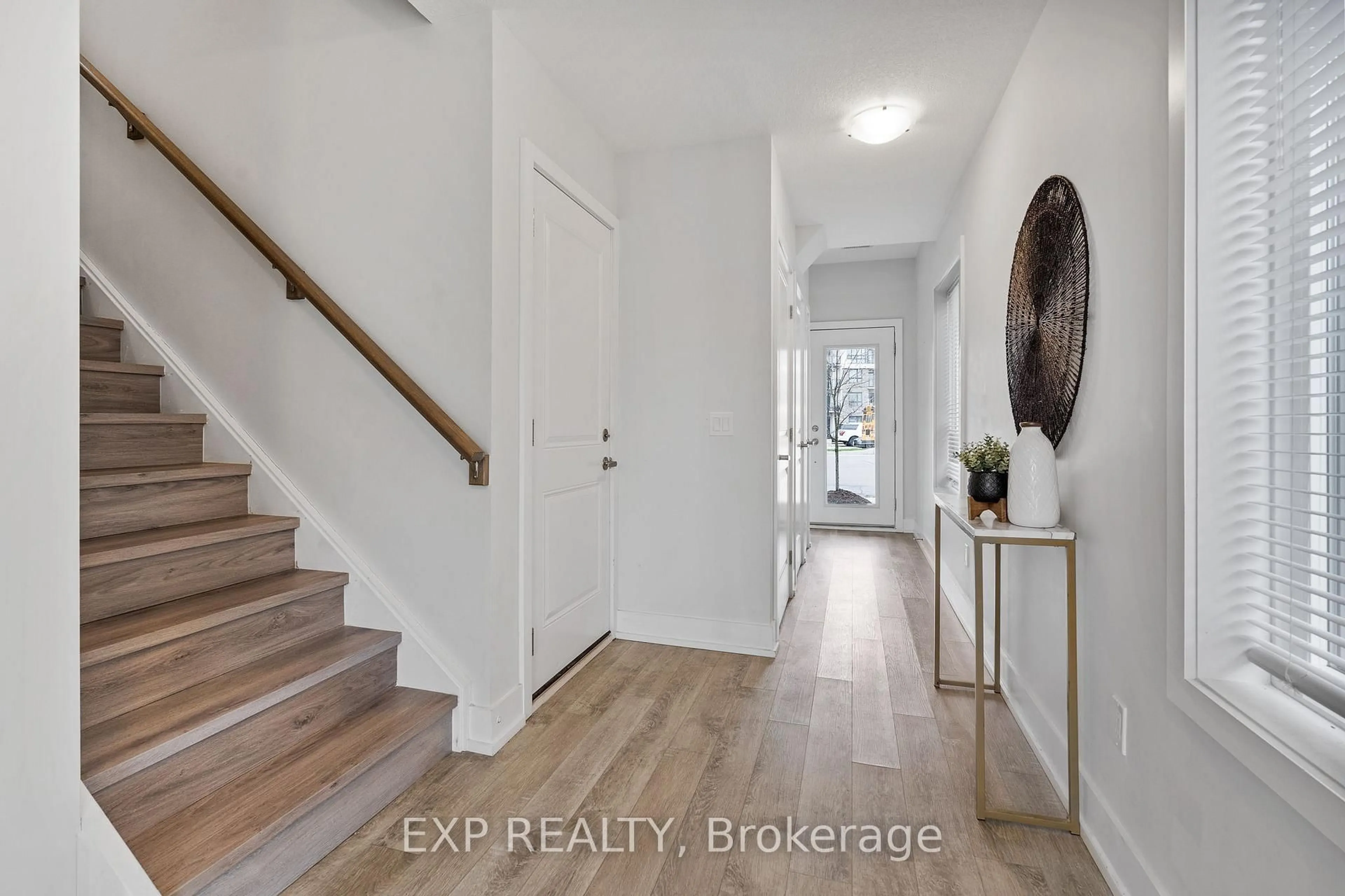 Indoor entryway for 115 Shoreview Pl #6, Hamilton Ontario L8E 0K4