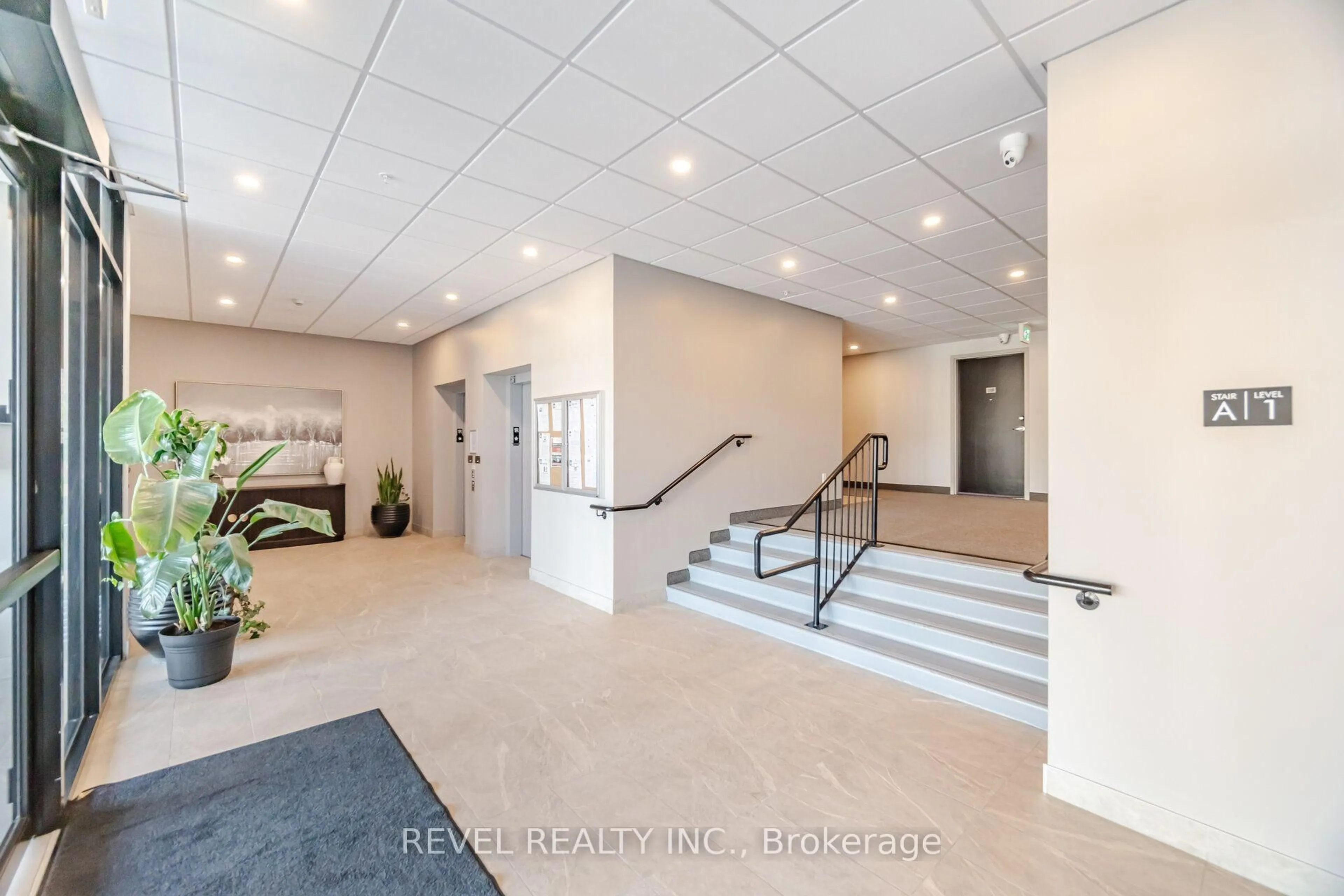 Indoor foyer for 5 Hamilton St #214, Hamilton Ontario L8B 2A4