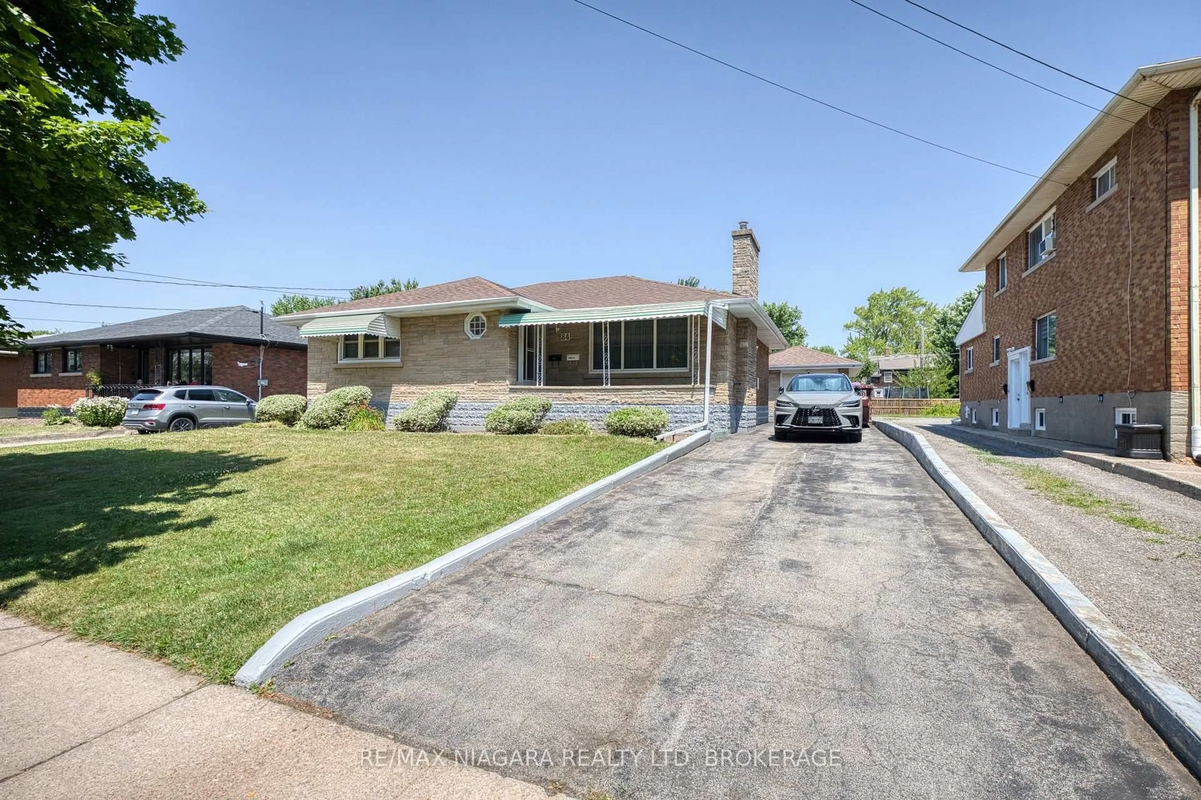 A pic from outside/outdoor area/front of a property/back of a property/a pic from drone, street for 84 Second St, Welland Ontario L3B 4T6