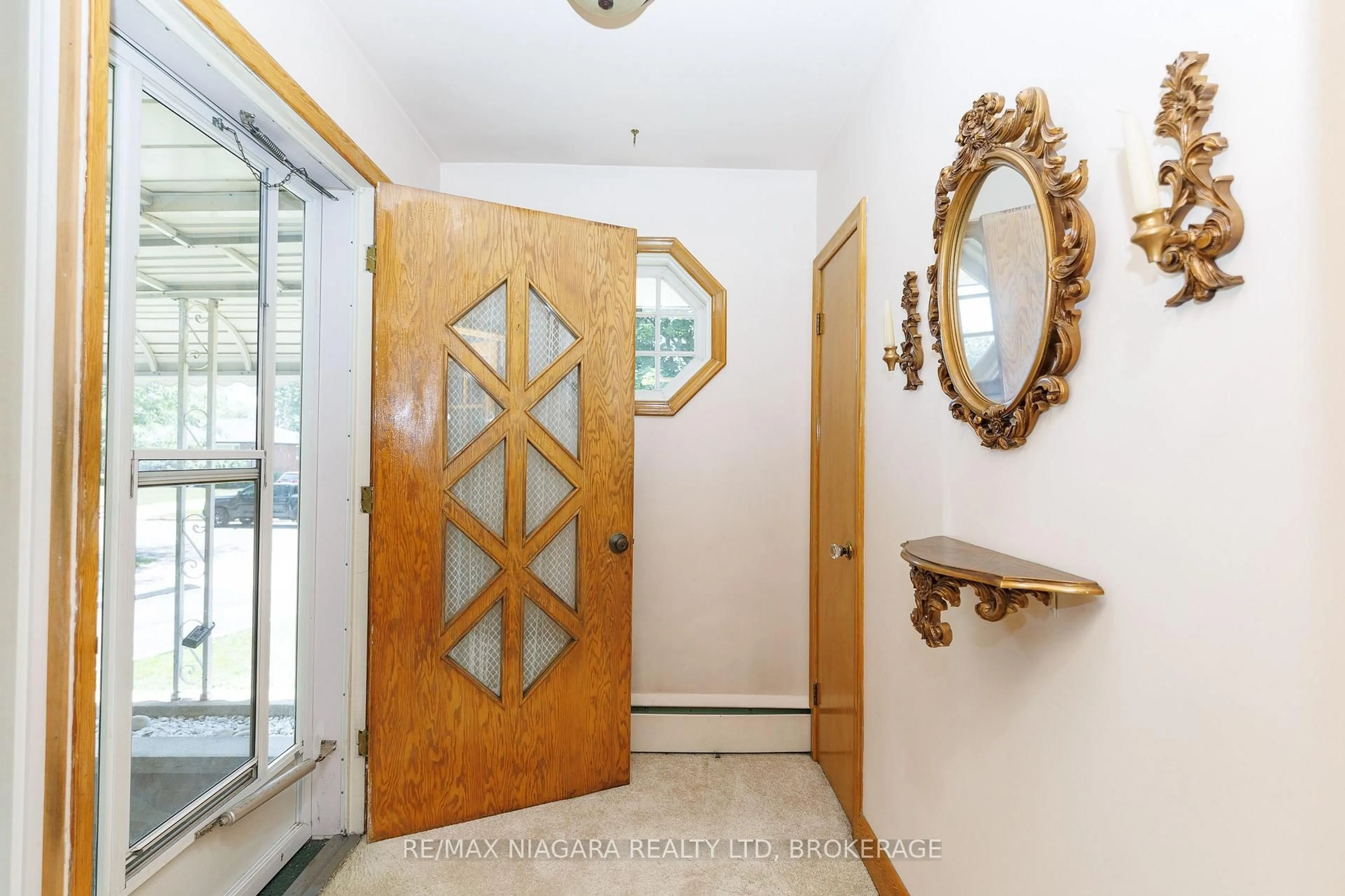 Indoor foyer for 84 Second St, Welland Ontario L3B 4T6