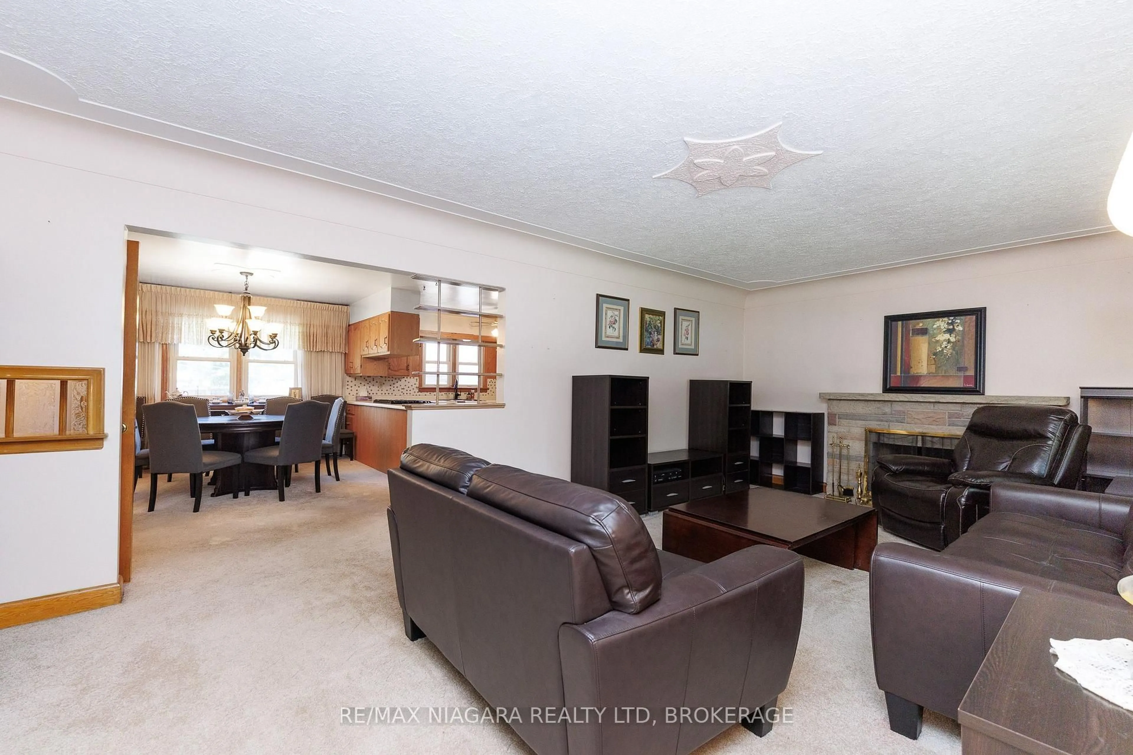 Living room with furniture, unknown for 84 Second St, Welland Ontario L3B 4T6