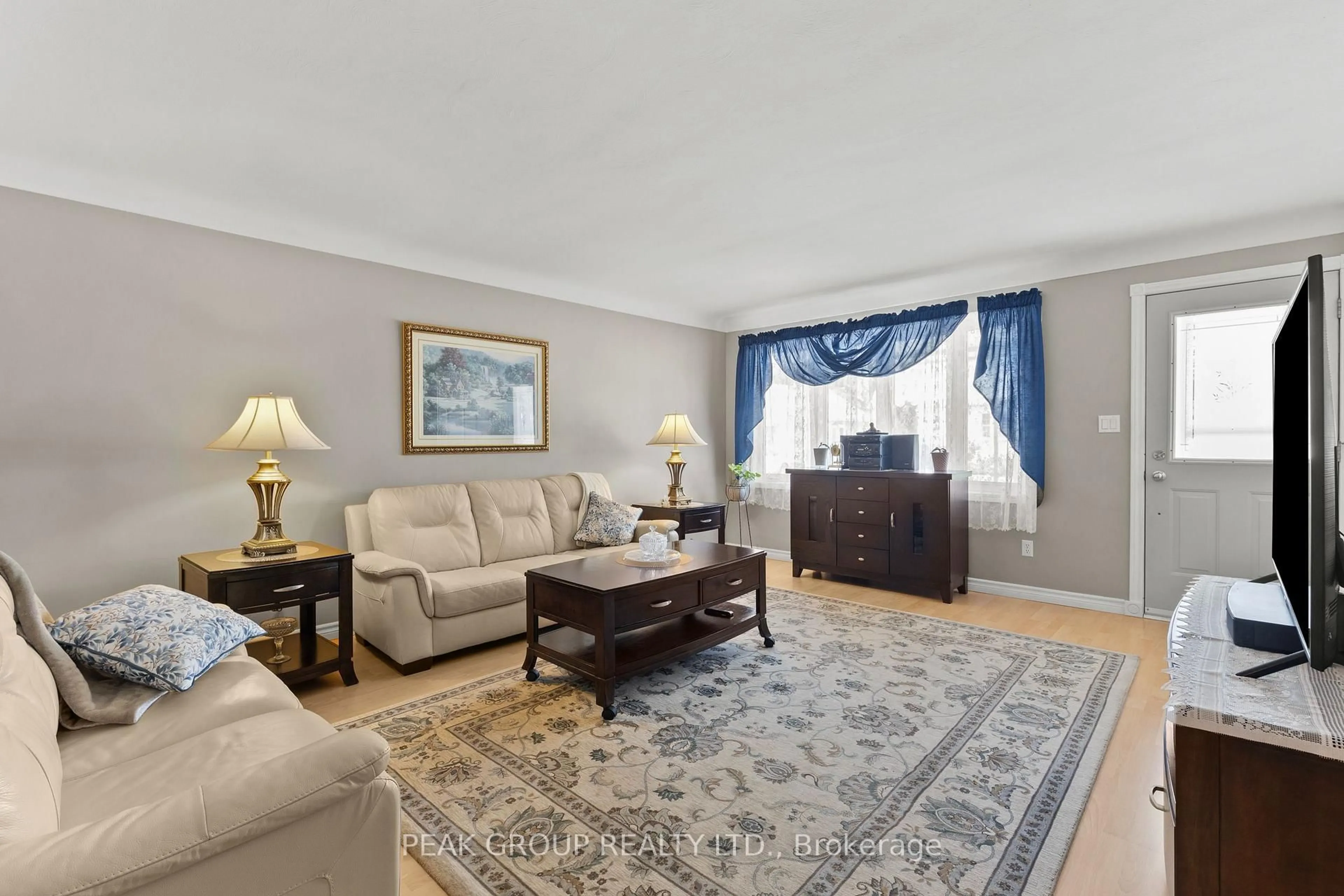 Living room with furniture, carpet floor for 6324 Taylor St, Niagara Falls Ontario L2G 2G1
