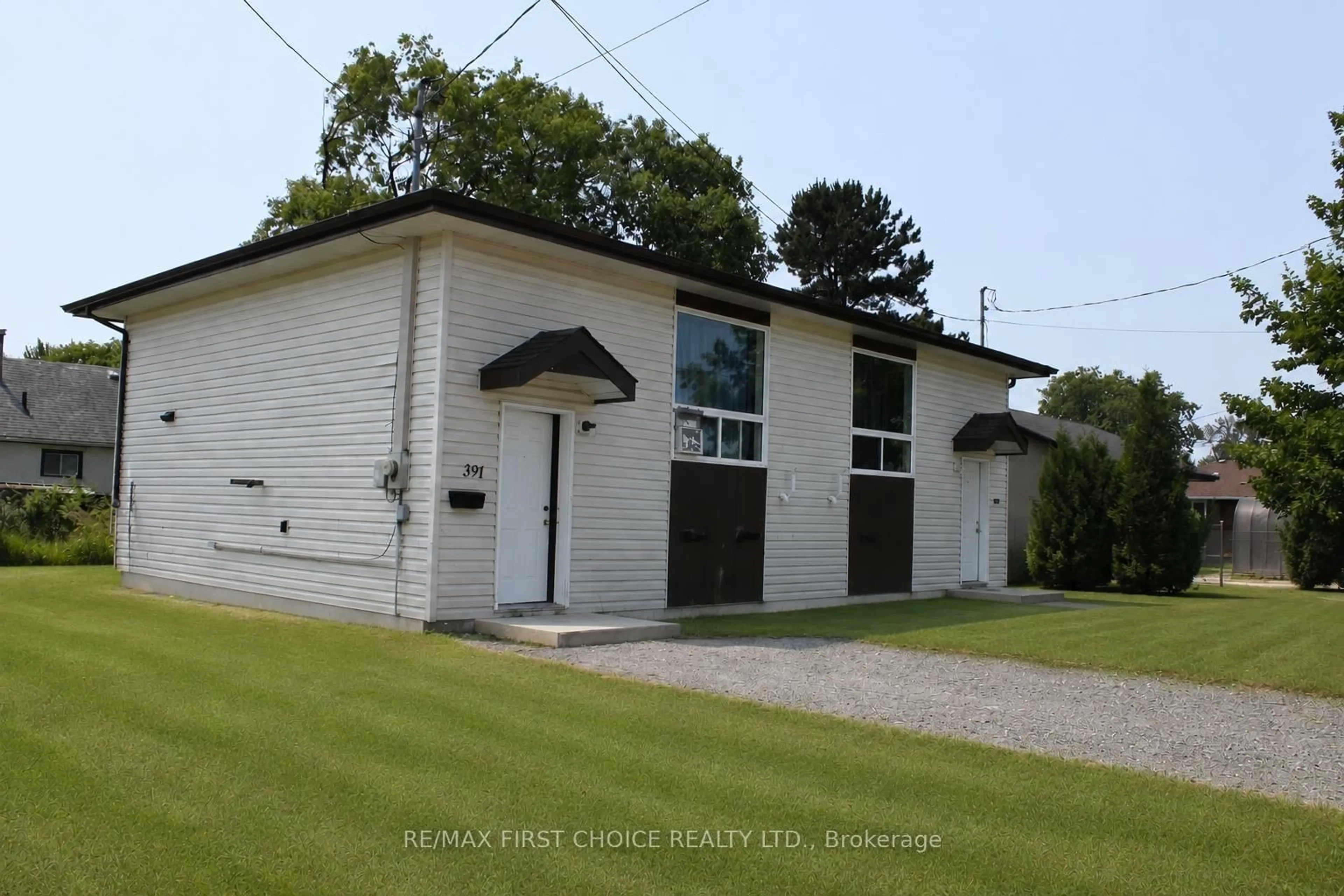 A pic from outside/outdoor area/front of a property/back of a property/a pic from drone, building for 391-393 Cuyler St, Thunder Bay Ontario P7A 1B3