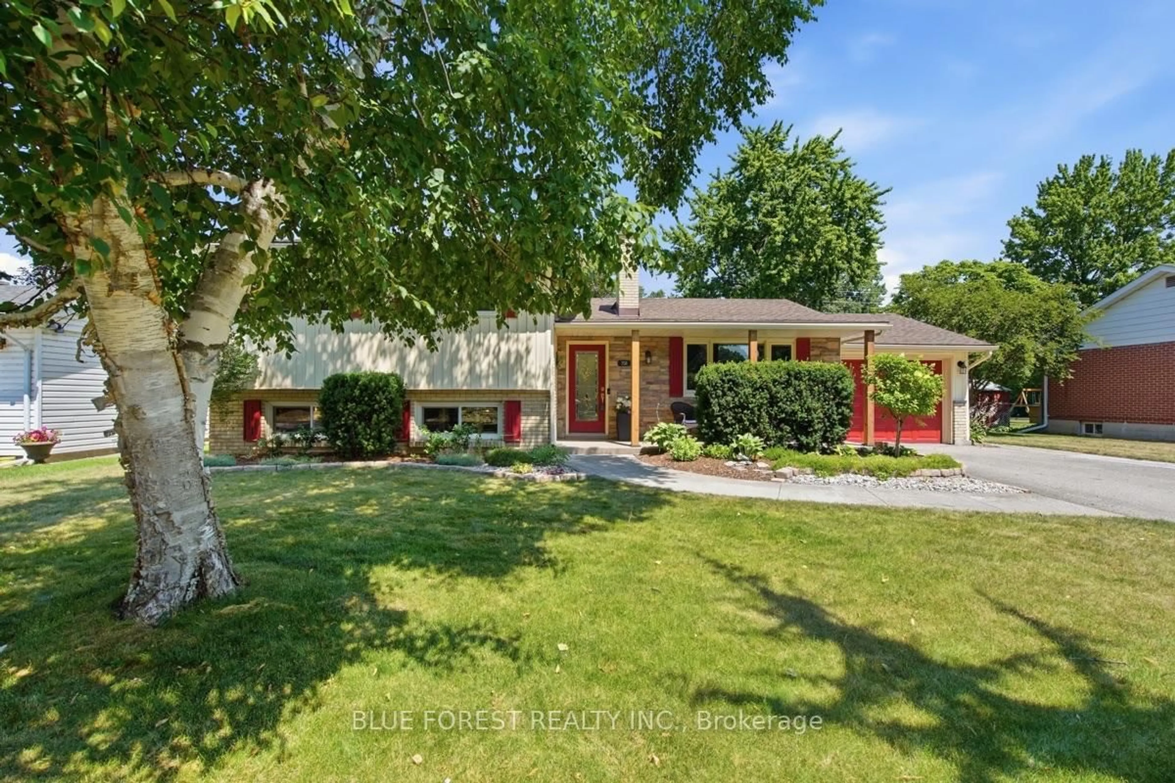 A pic from outside/outdoor area/front of a property/back of a property/a pic from drone, street for 708 Headley Dr, London North Ontario N6H 3V6
