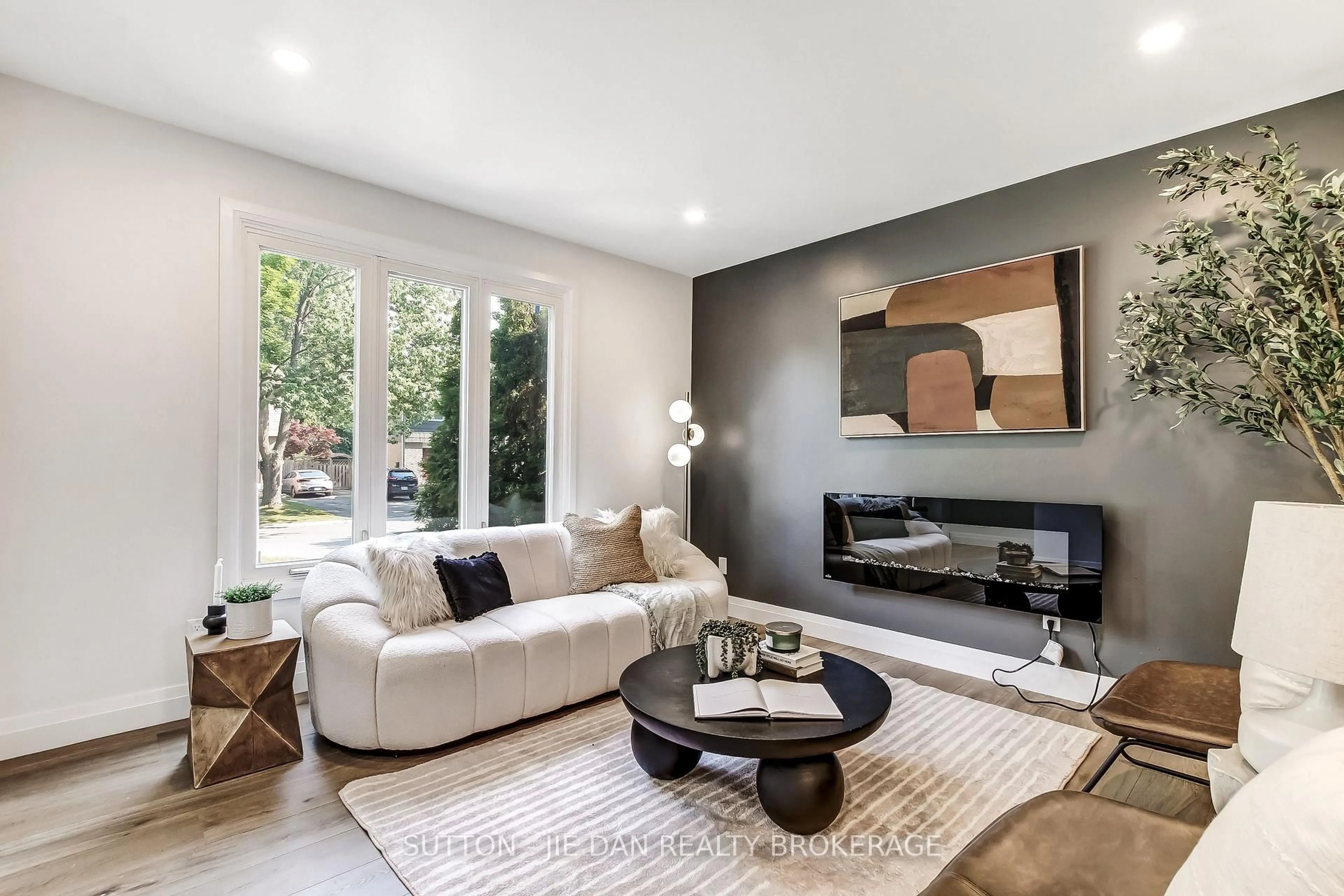 Living room with furniture, unknown for 39 INVERARY Rd, London North Ontario N6G 3L5