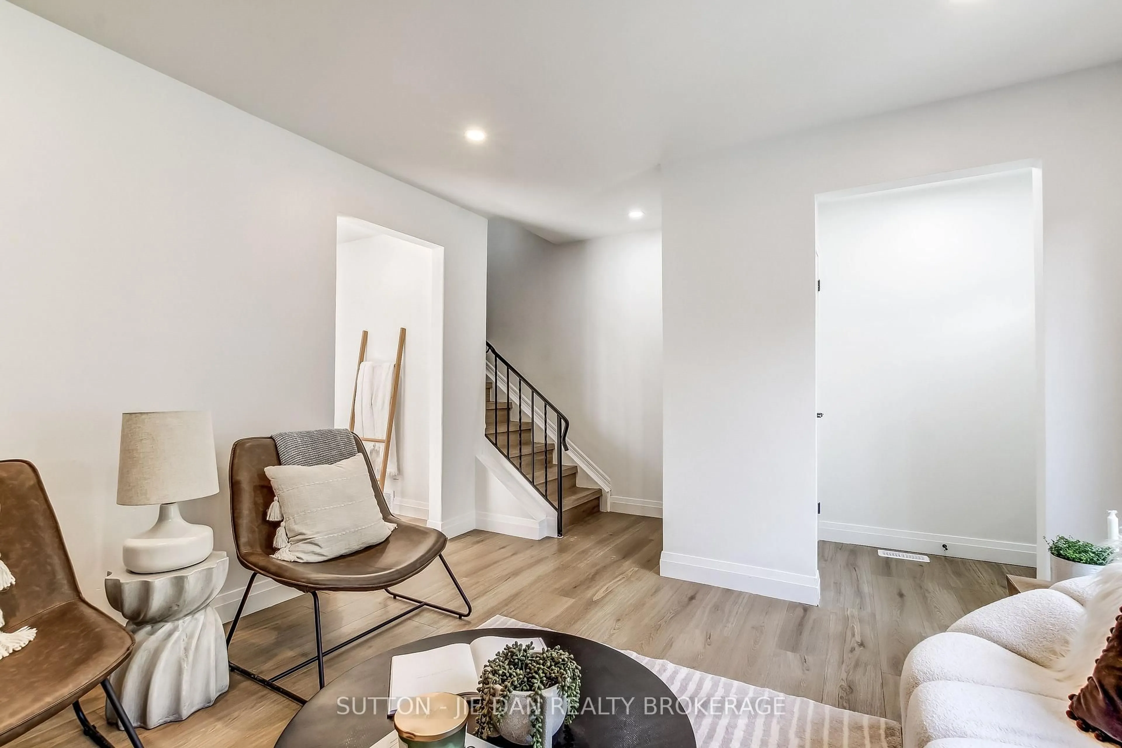 Indoor entryway for 39 INVERARY Rd, London North Ontario N6G 3L5