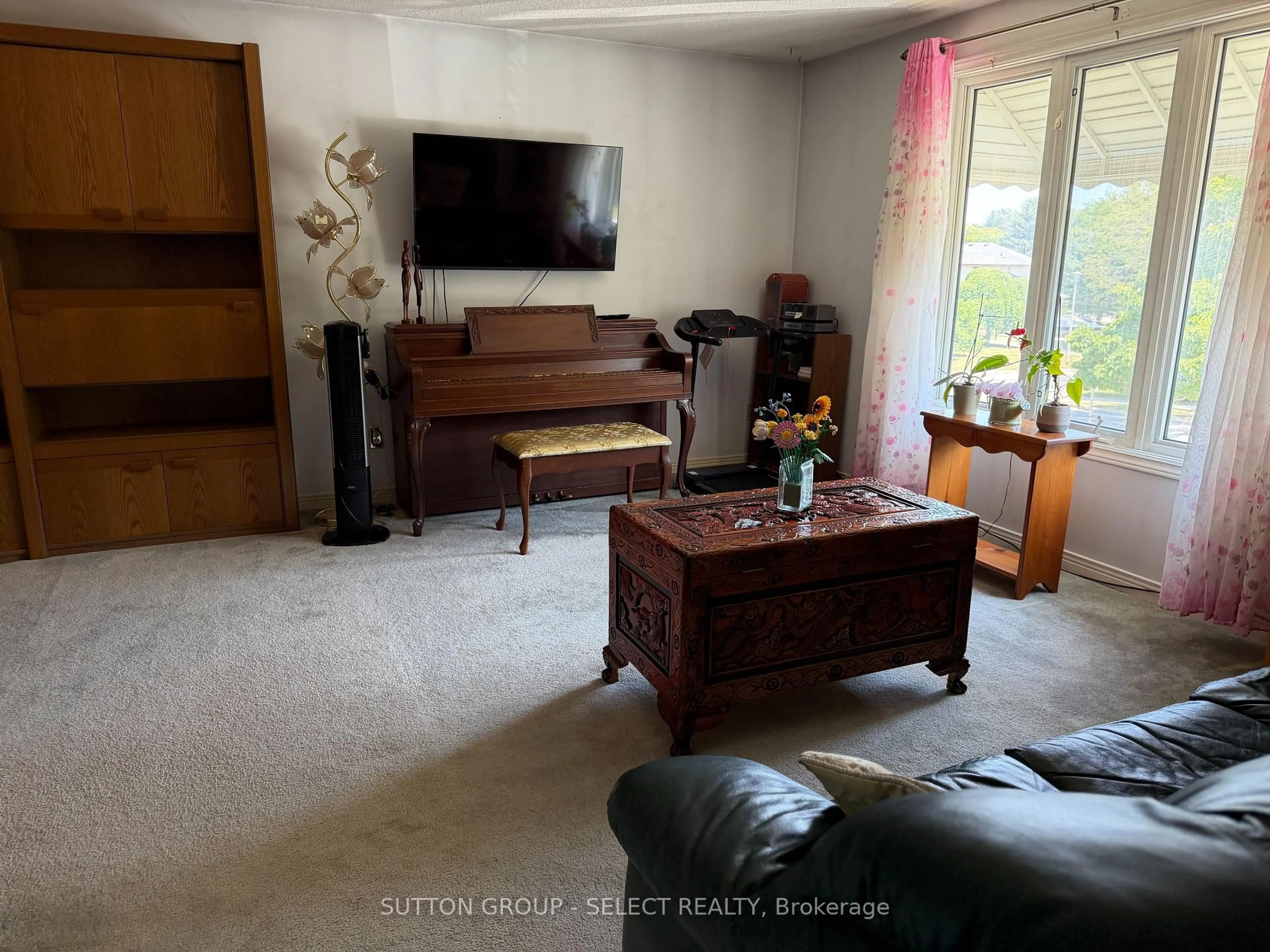 Living room with furniture, unknown for 935 Lawson Rd, London North Ontario N6G 4X4