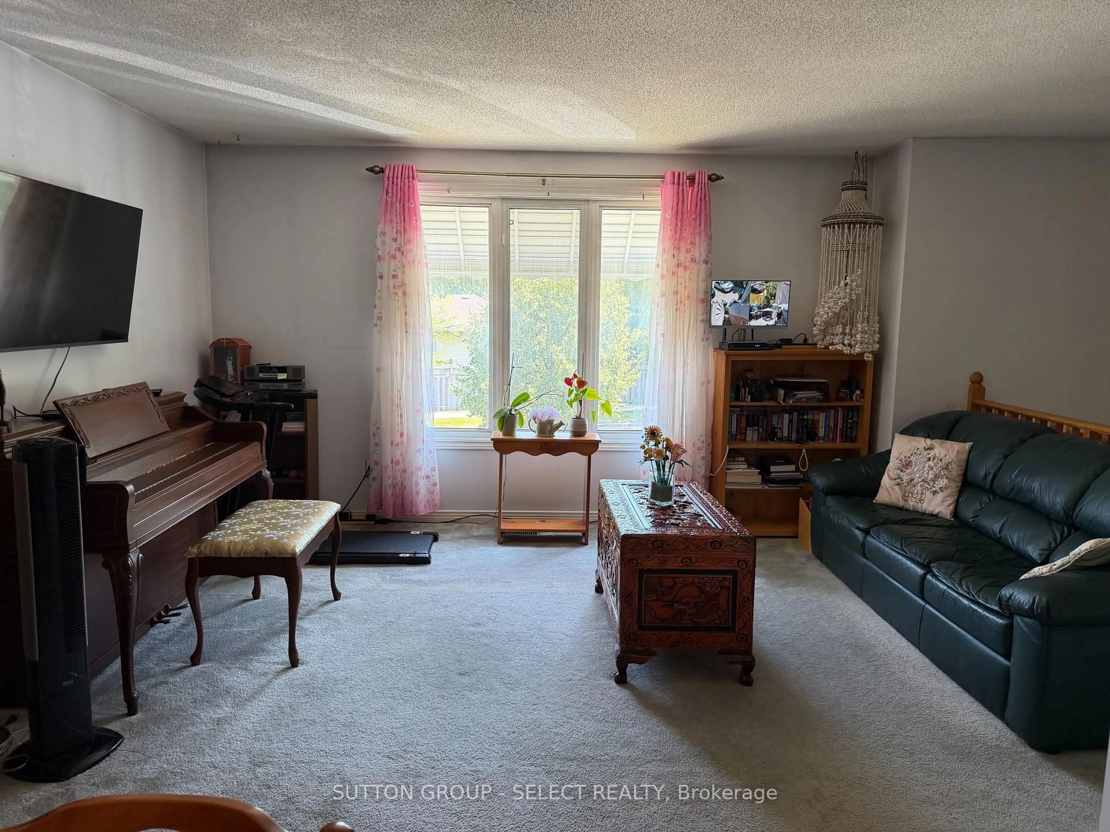 A pic of a room for 935 Lawson Rd, London North Ontario N6G 4X4