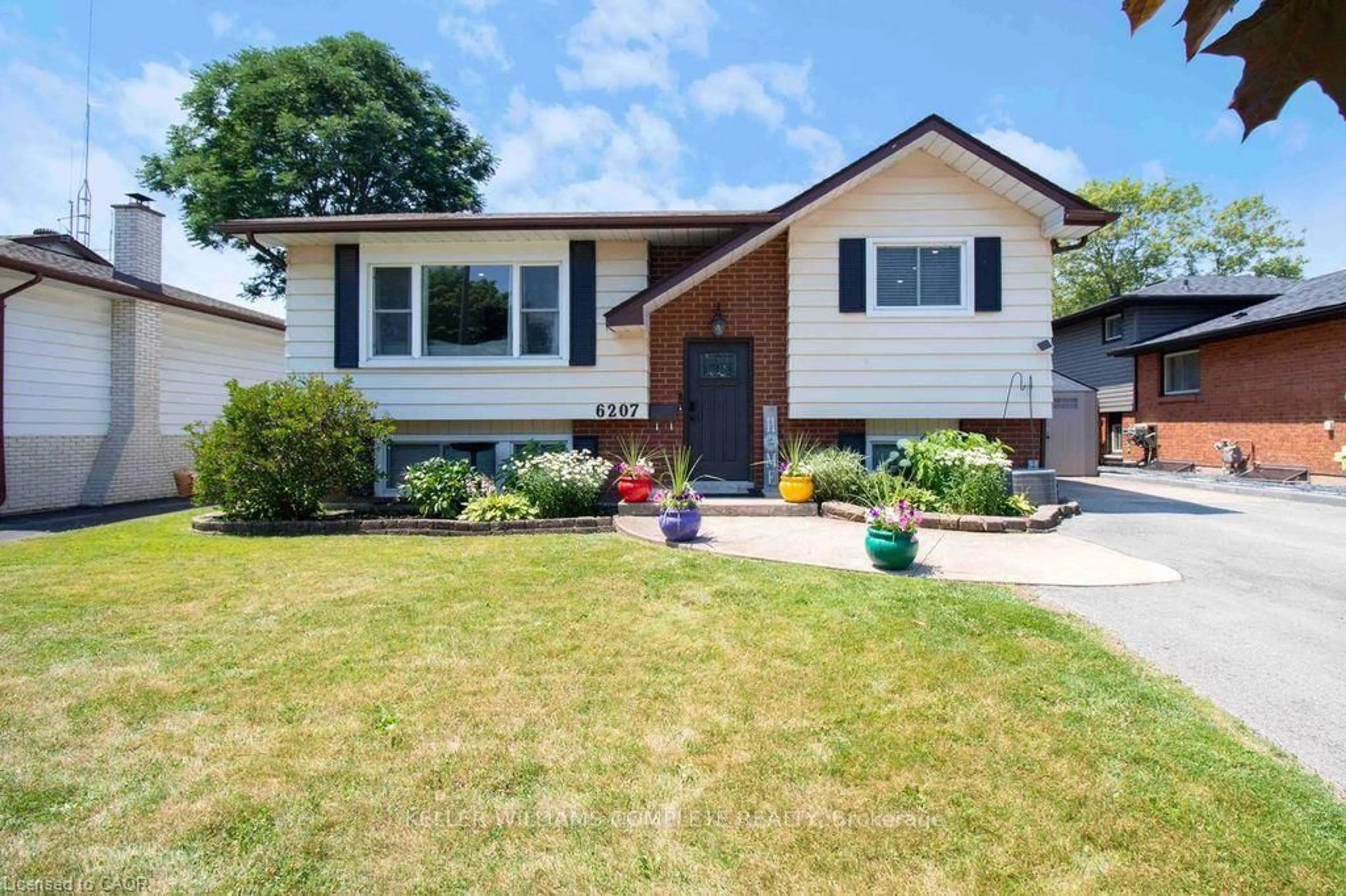 Home with vinyl exterior material, street for 6207 KIRKLAND Dr, Niagara Falls Ontario L2H 2A7