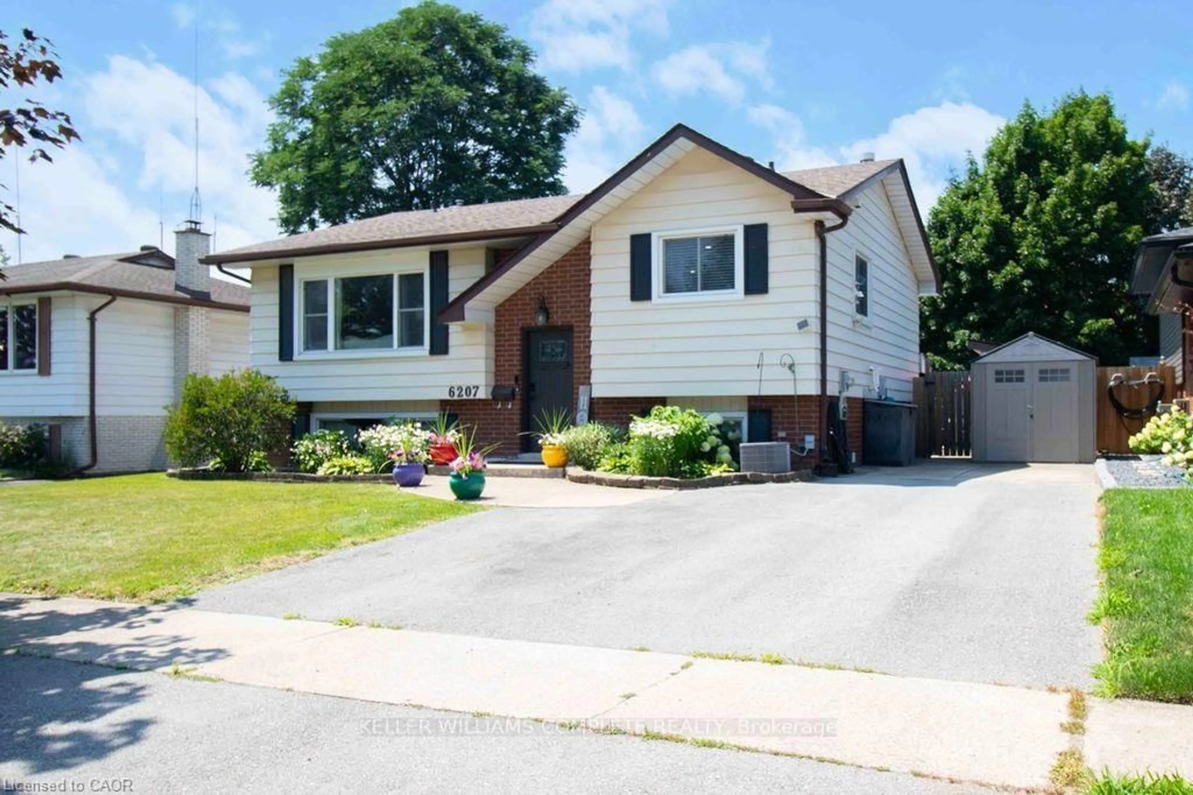 Home with vinyl exterior material, street for 6207 KIRKLAND Dr, Niagara Falls Ontario L2H 2A7