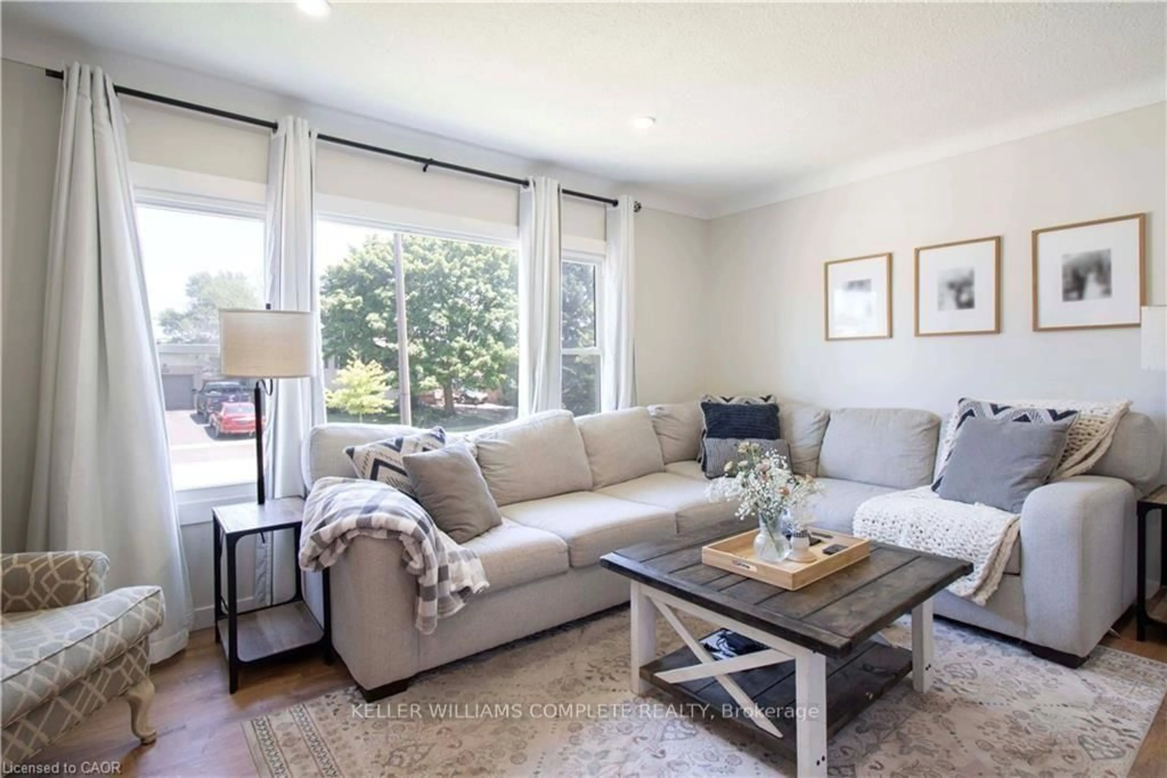 Living room with furniture, unknown for 6207 KIRKLAND Dr, Niagara Falls Ontario L2H 2A7
