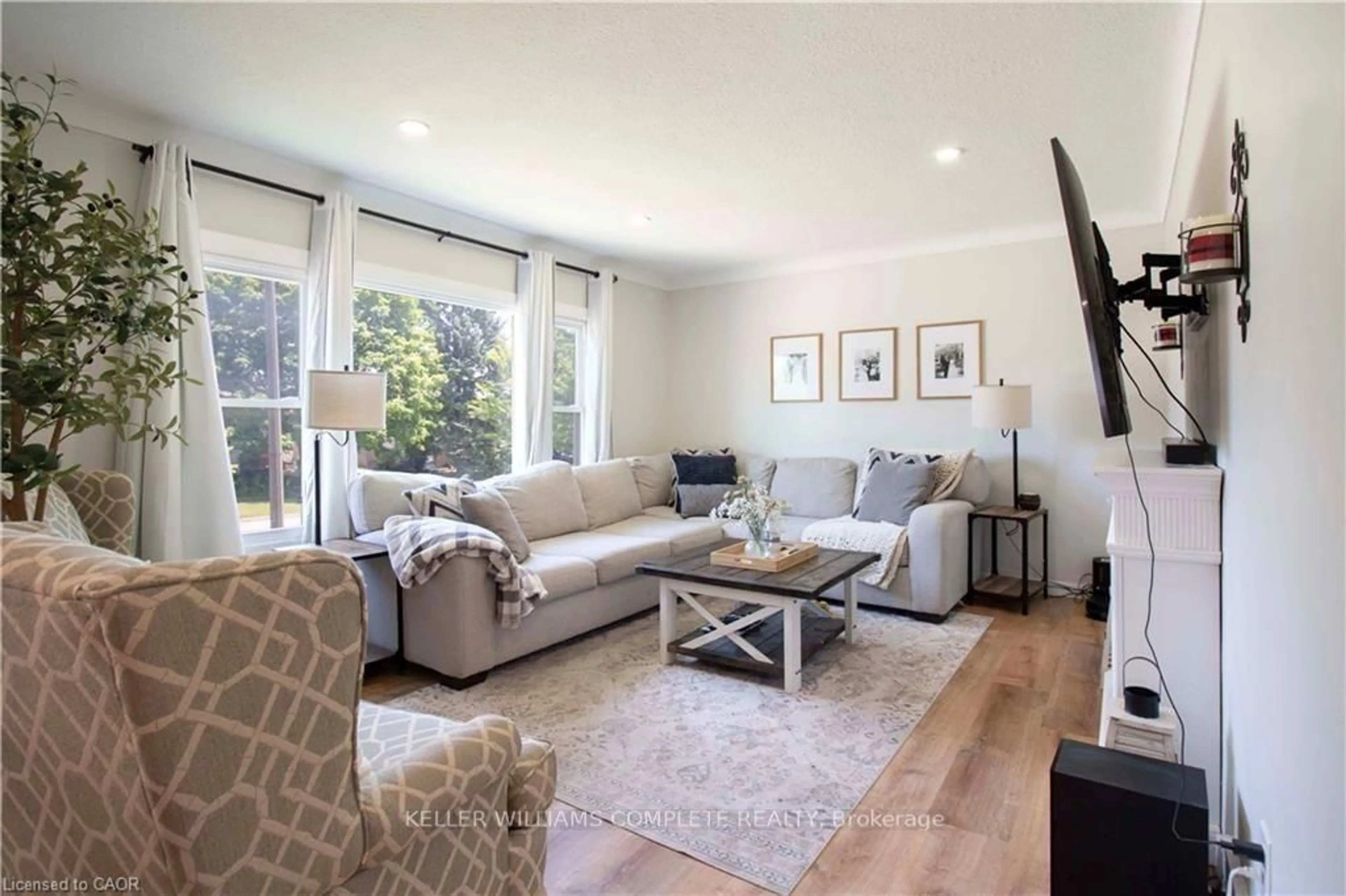 Living room with furniture, unknown for 6207 KIRKLAND Dr, Niagara Falls Ontario L2H 2A7