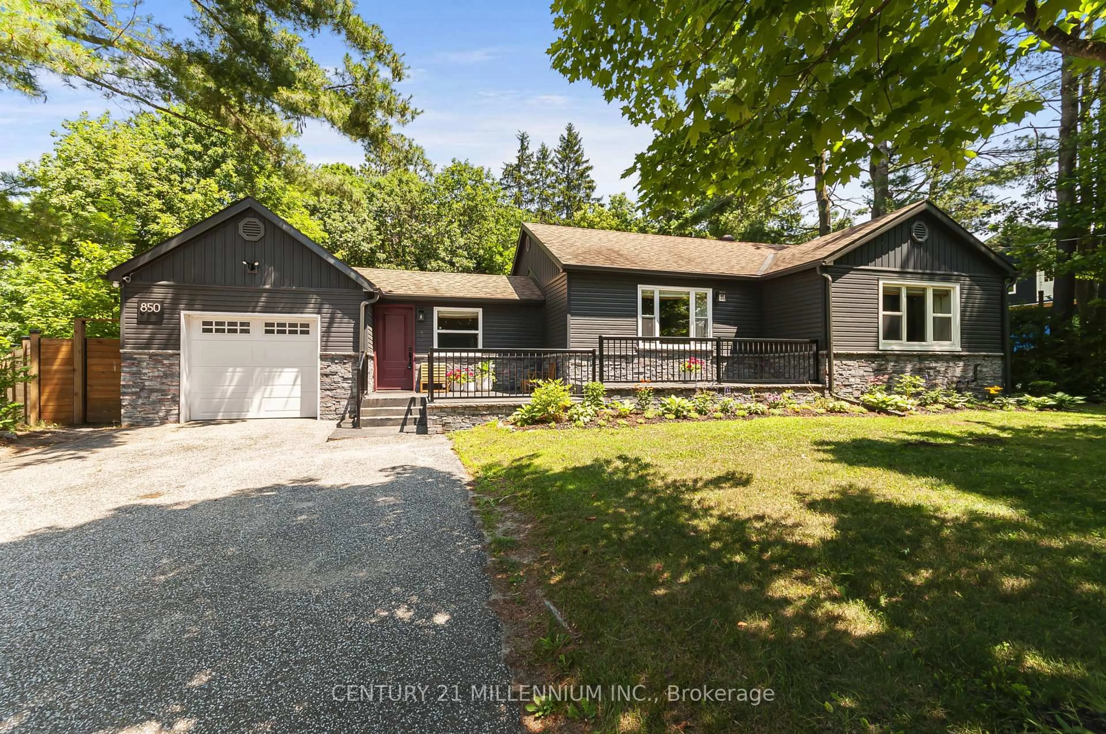 A pic from outside/outdoor area/front of a property/back of a property/a pic from drone, street for 850 Muskoka Rd, Gravenhurst Ontario P1P 1C1
