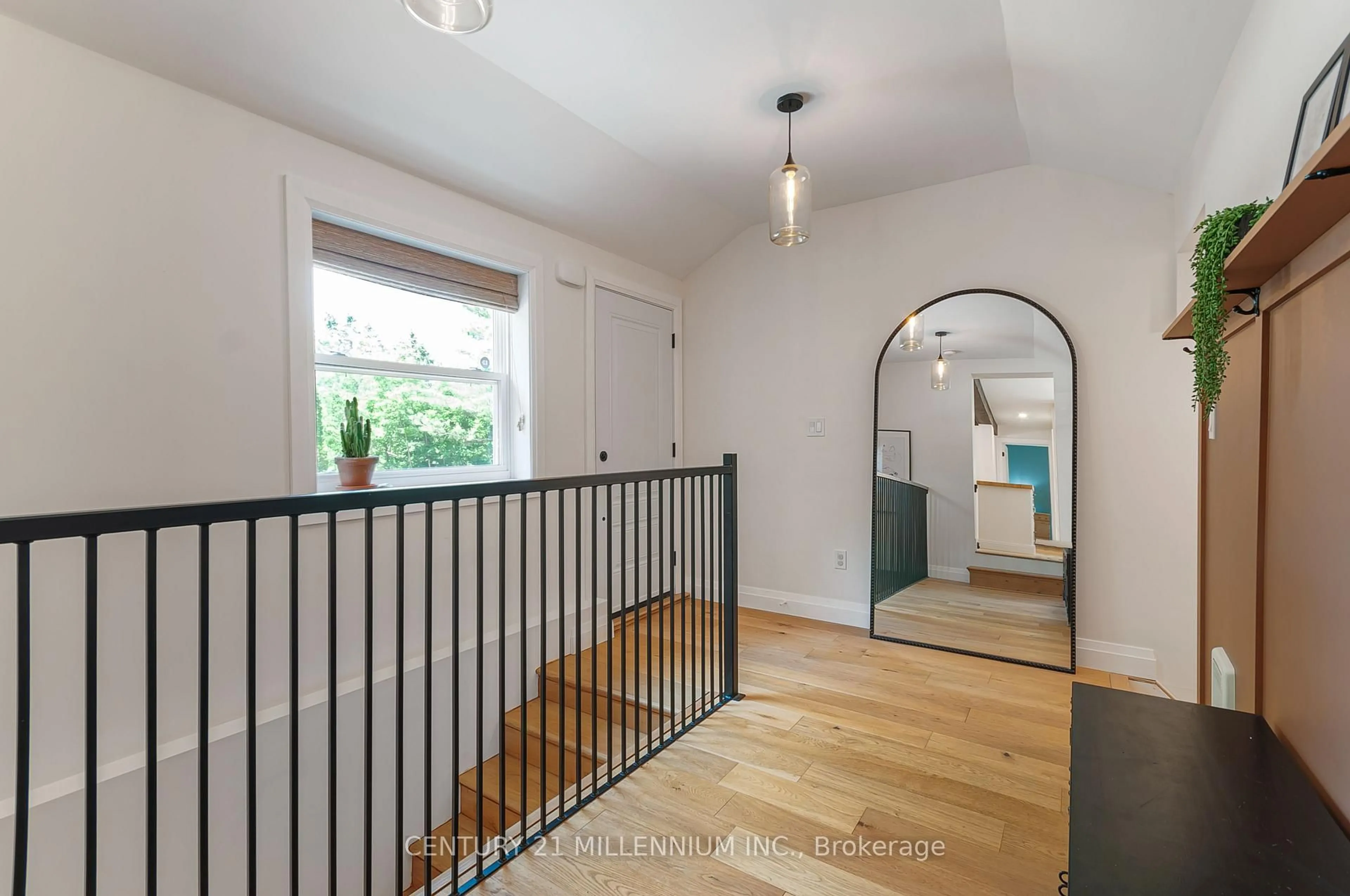 Indoor entryway for 850 Muskoka Rd, Gravenhurst Ontario P1P 1C1