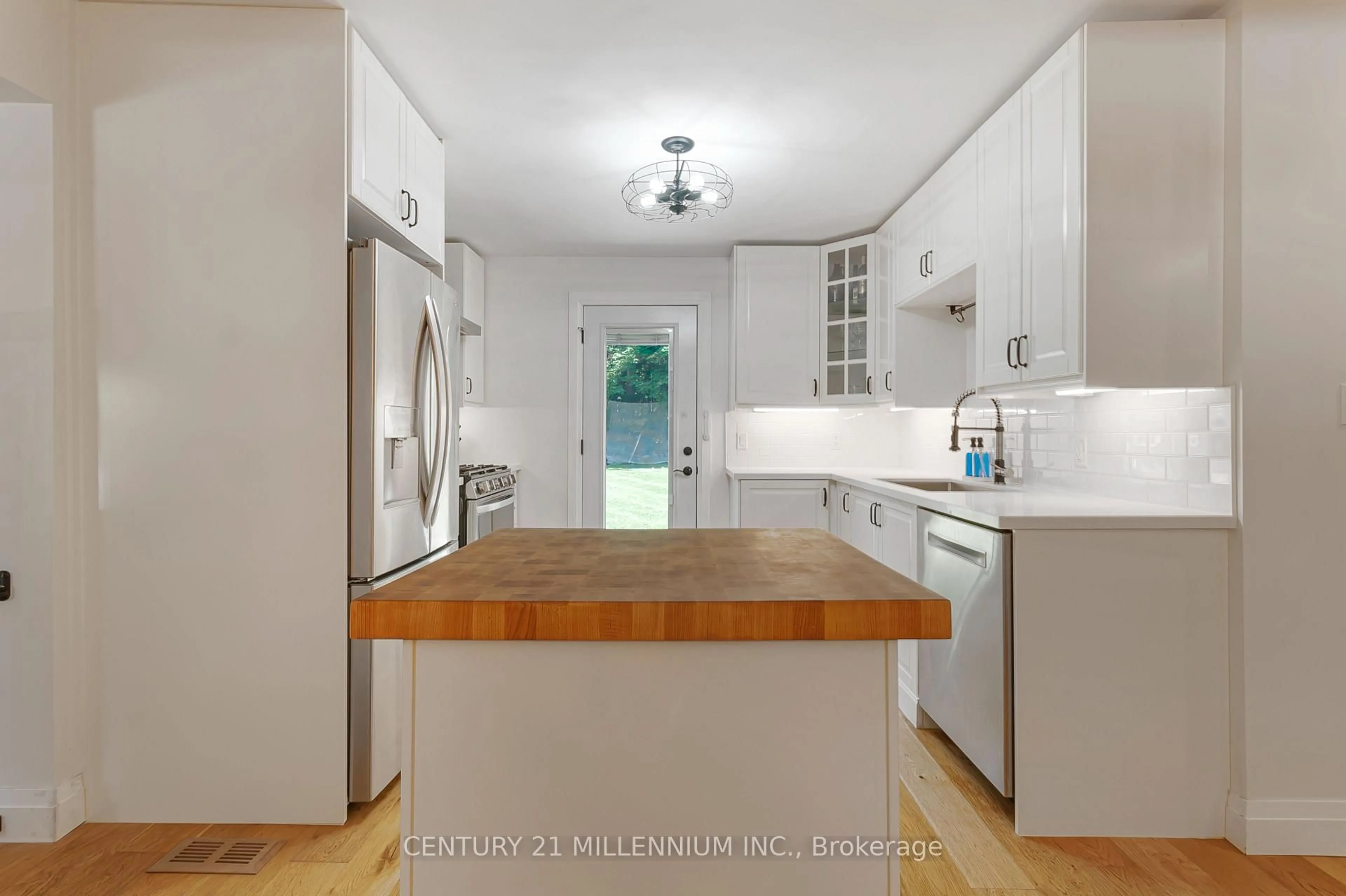 Open concept kitchen, unknown for 850 Muskoka Rd, Gravenhurst Ontario P1P 1C1