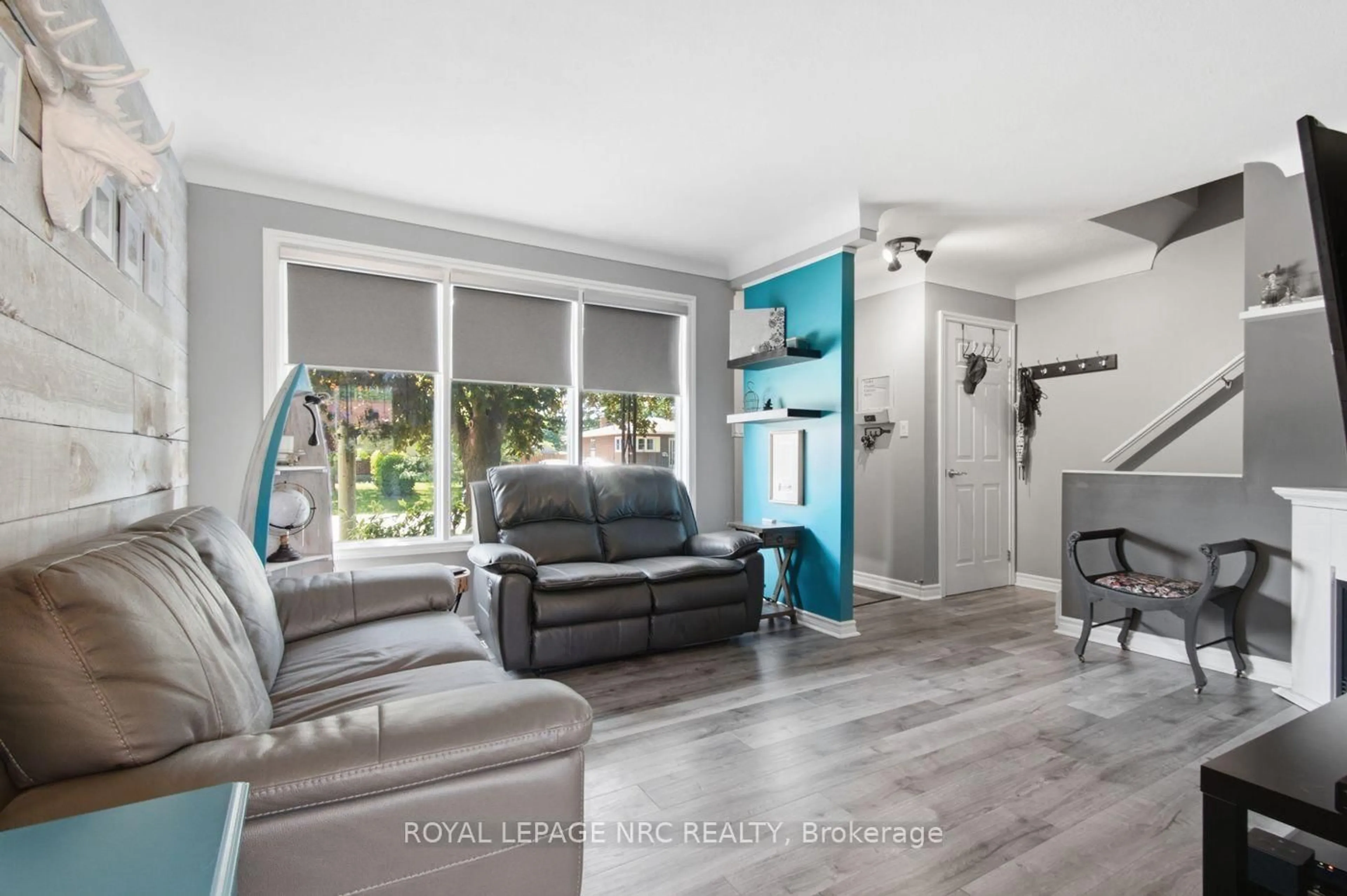 Living room with furniture, unknown for 71 Wildwood Rd, St. Catharines Ontario L2M 1E1