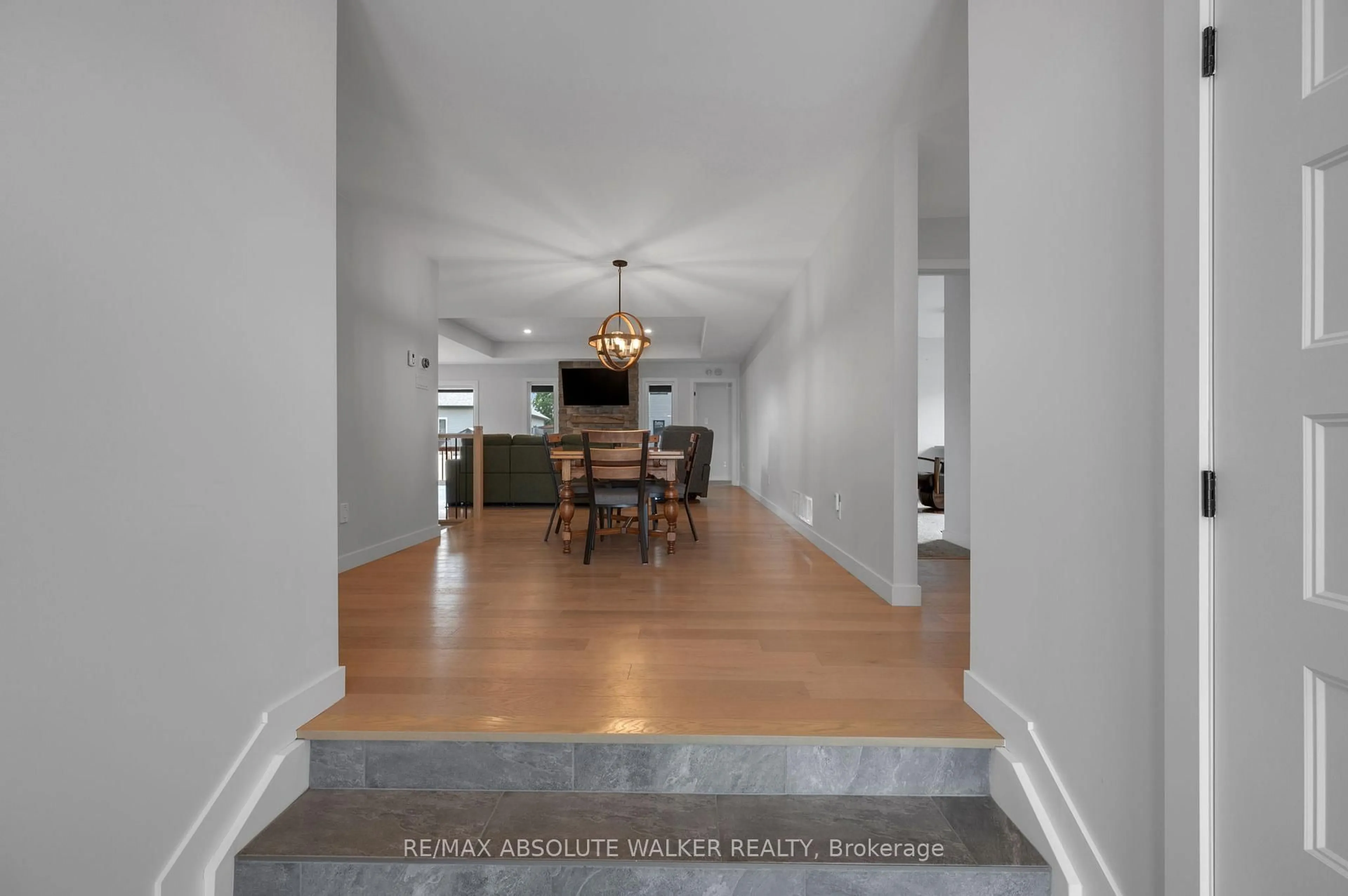 Indoor foyer for 46 Richer St, North Stormont Ontario K0A 1R0