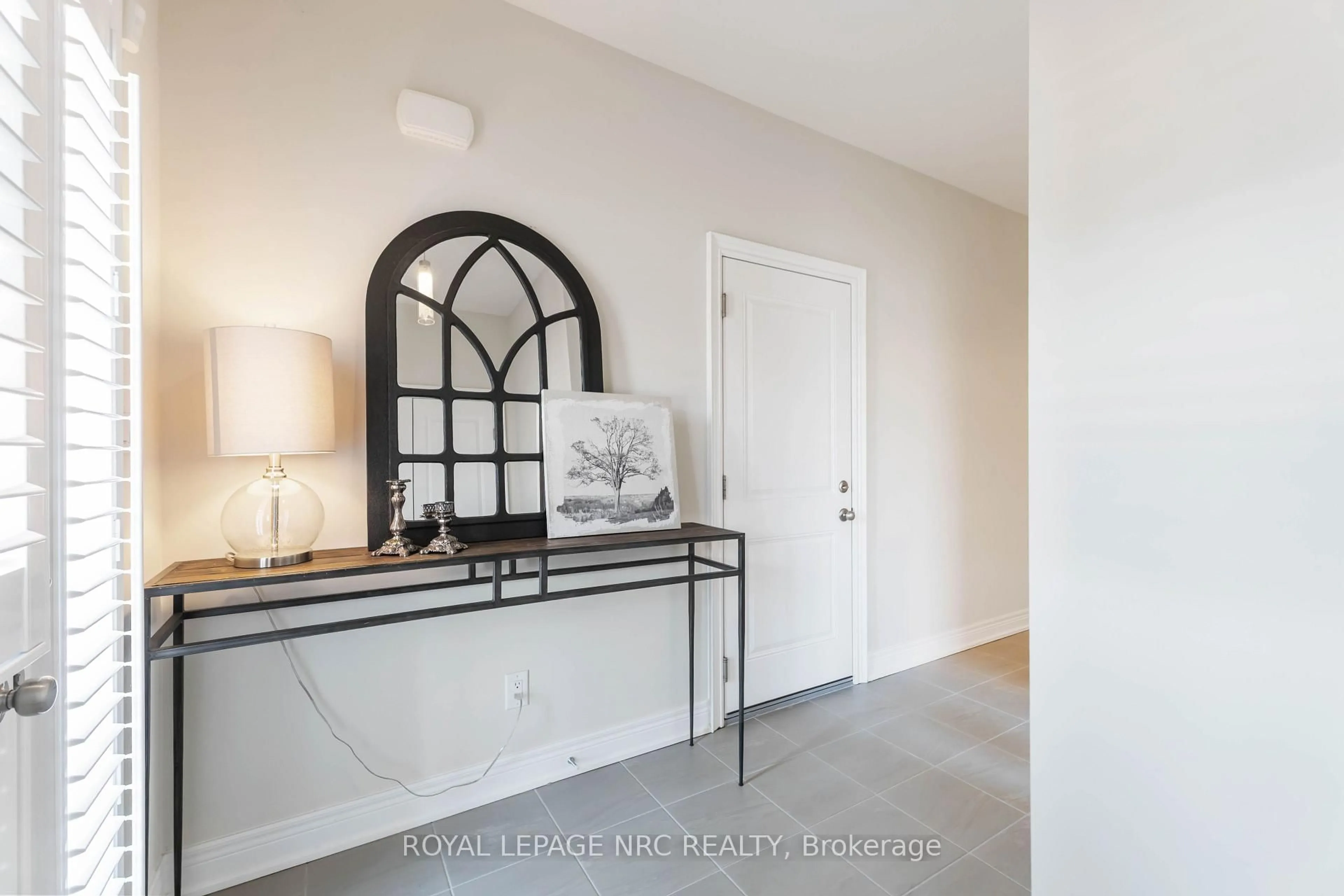 Indoor entryway for 432 Viking St, Fort Erie Ontario L2A 0E3