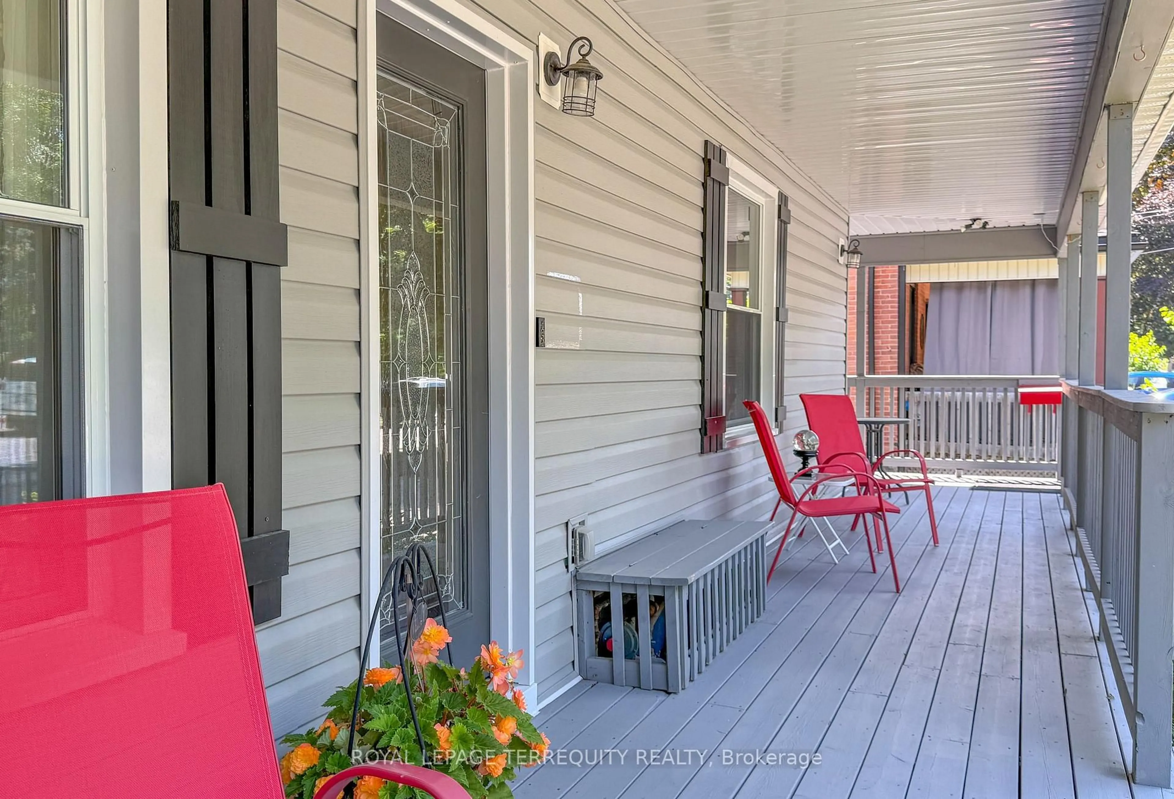 Patio, street for 24 Simcoe St, Kawartha Lakes Ontario K9V 2G4