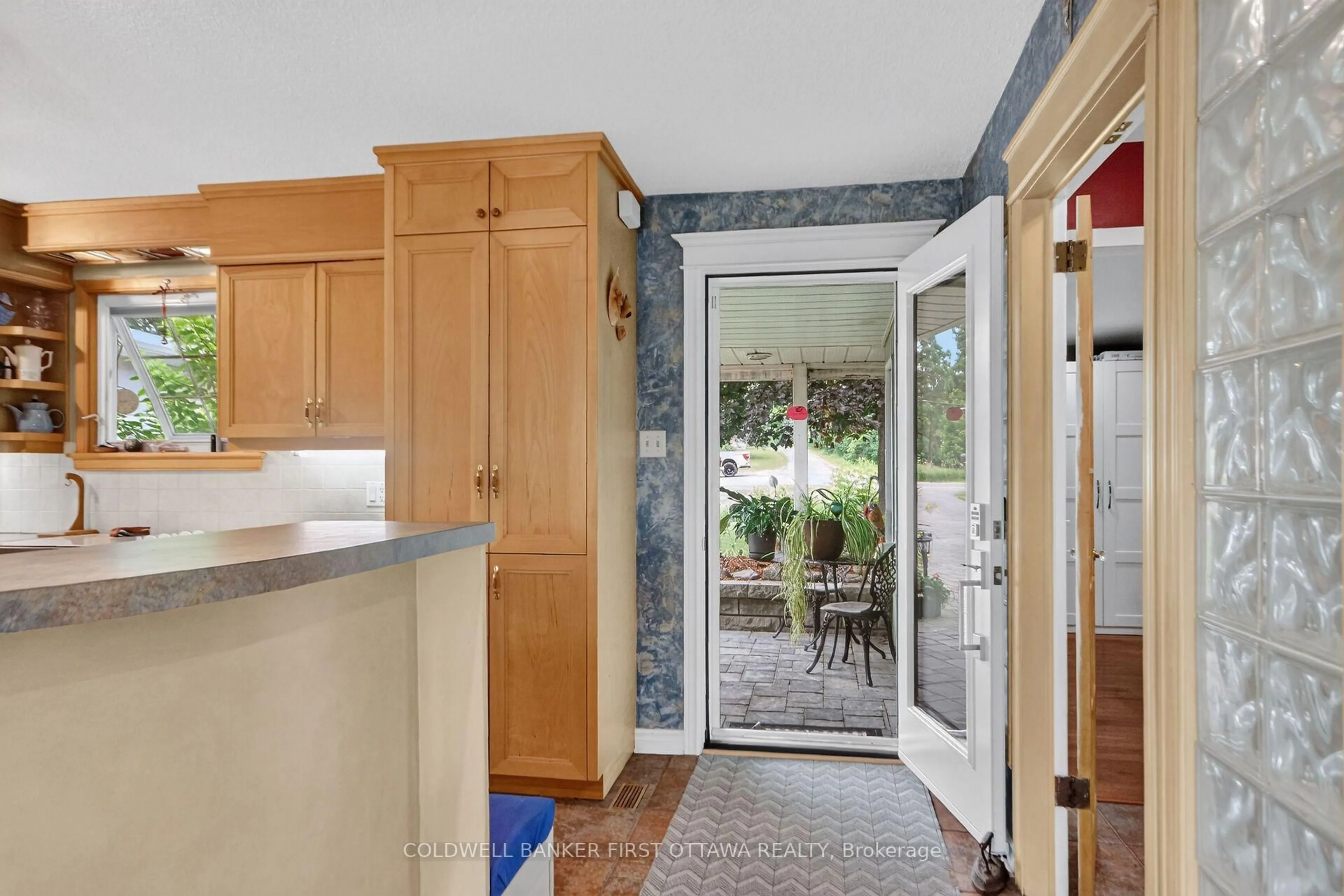 Indoor entryway for 2014 River Rd, Ottawa Ontario K4M 1B4