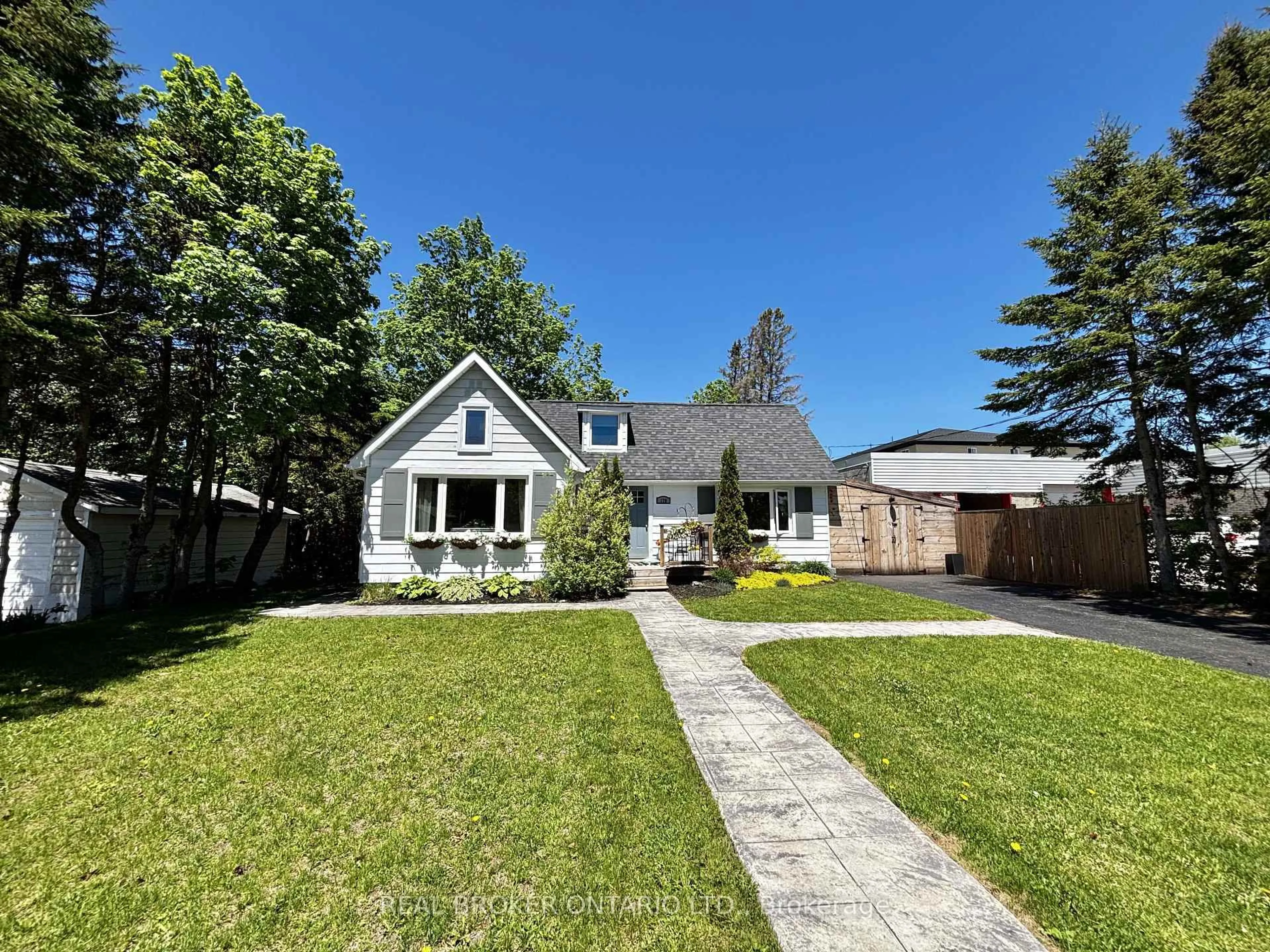 A pic from outside/outdoor area/front of a property/back of a property/a pic from drone, street for 170 George St, Gravenhurst Ontario P1P 1E7