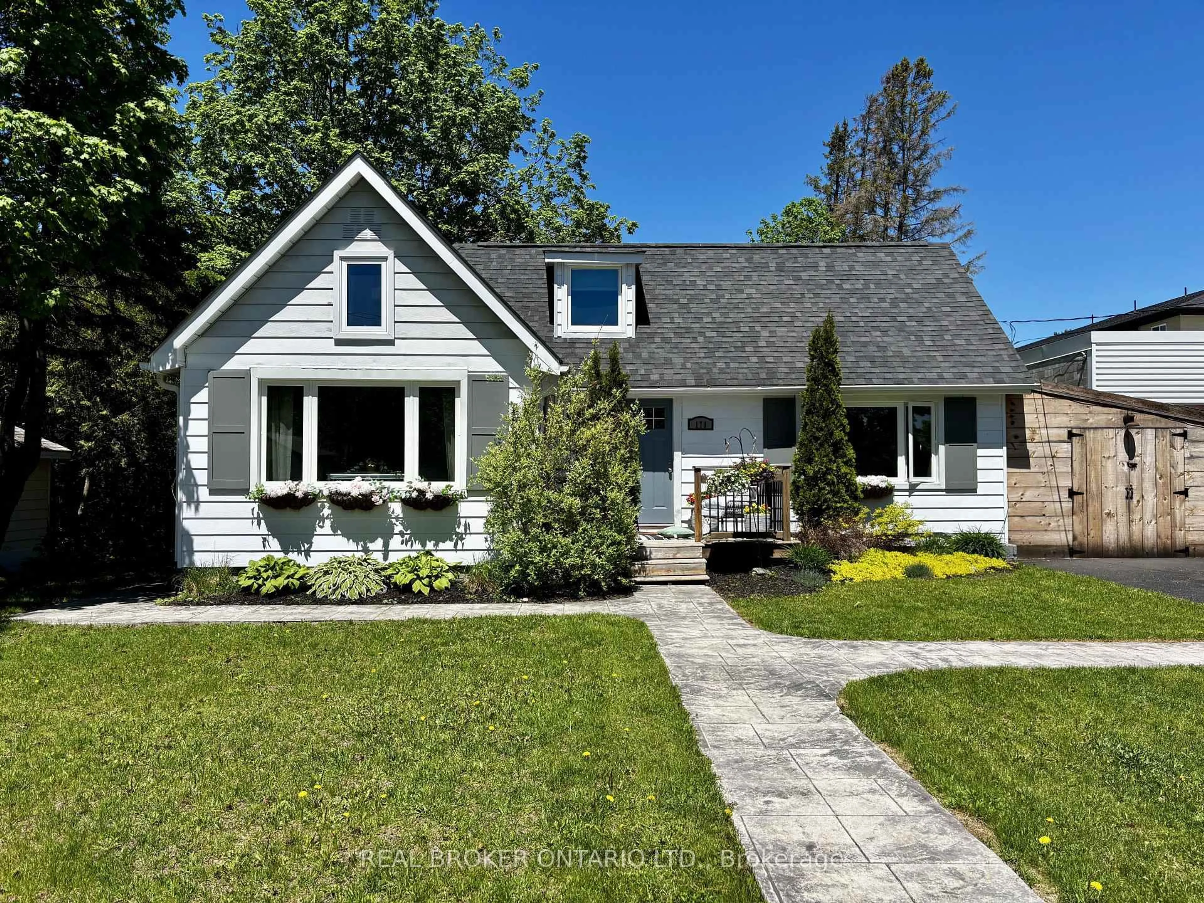 Home with vinyl exterior material, street for 170 George St, Gravenhurst Ontario P1P 1E7