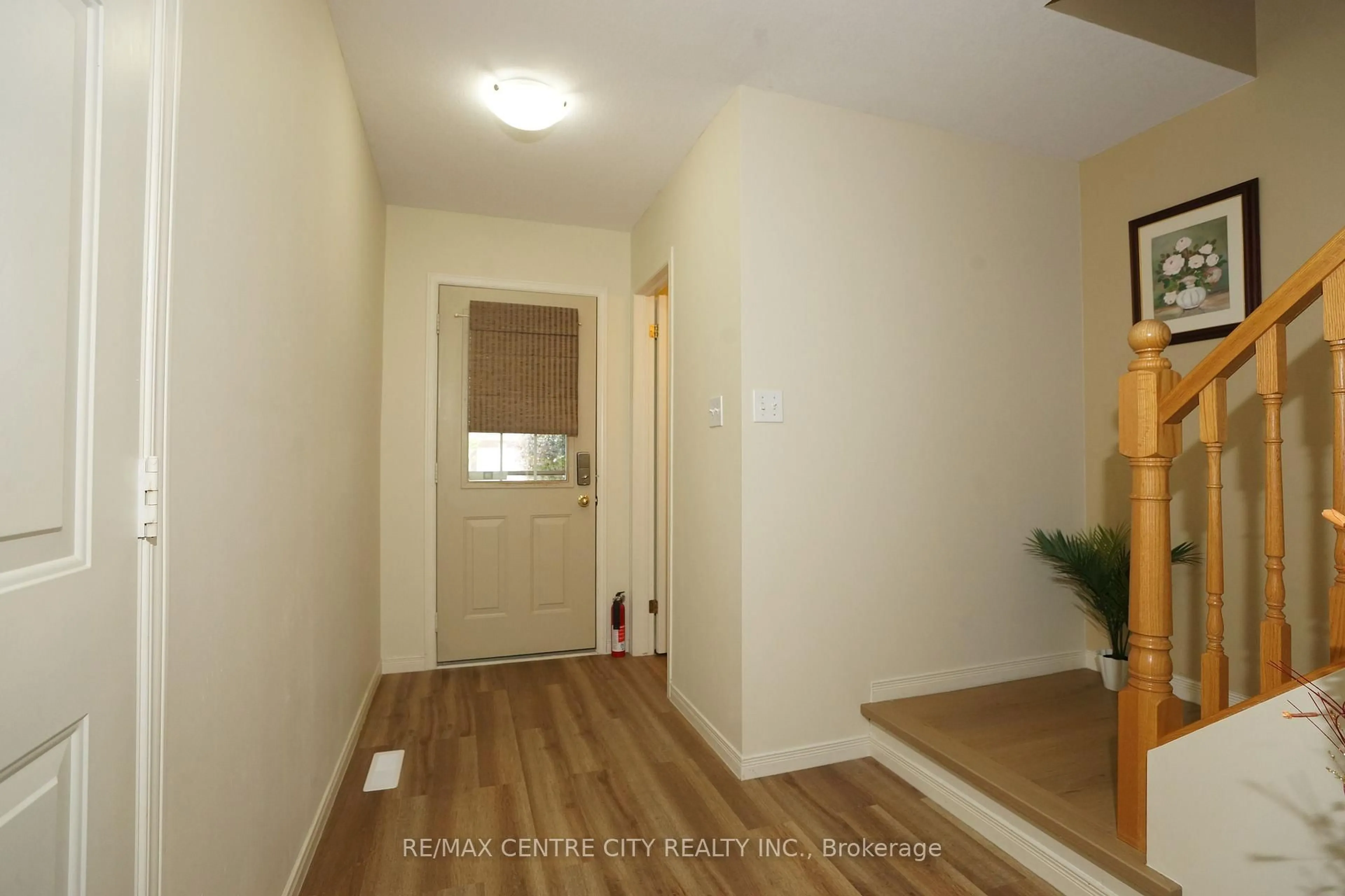Indoor entryway for 762 Blacksmith St, London North Ontario N6H 5R6