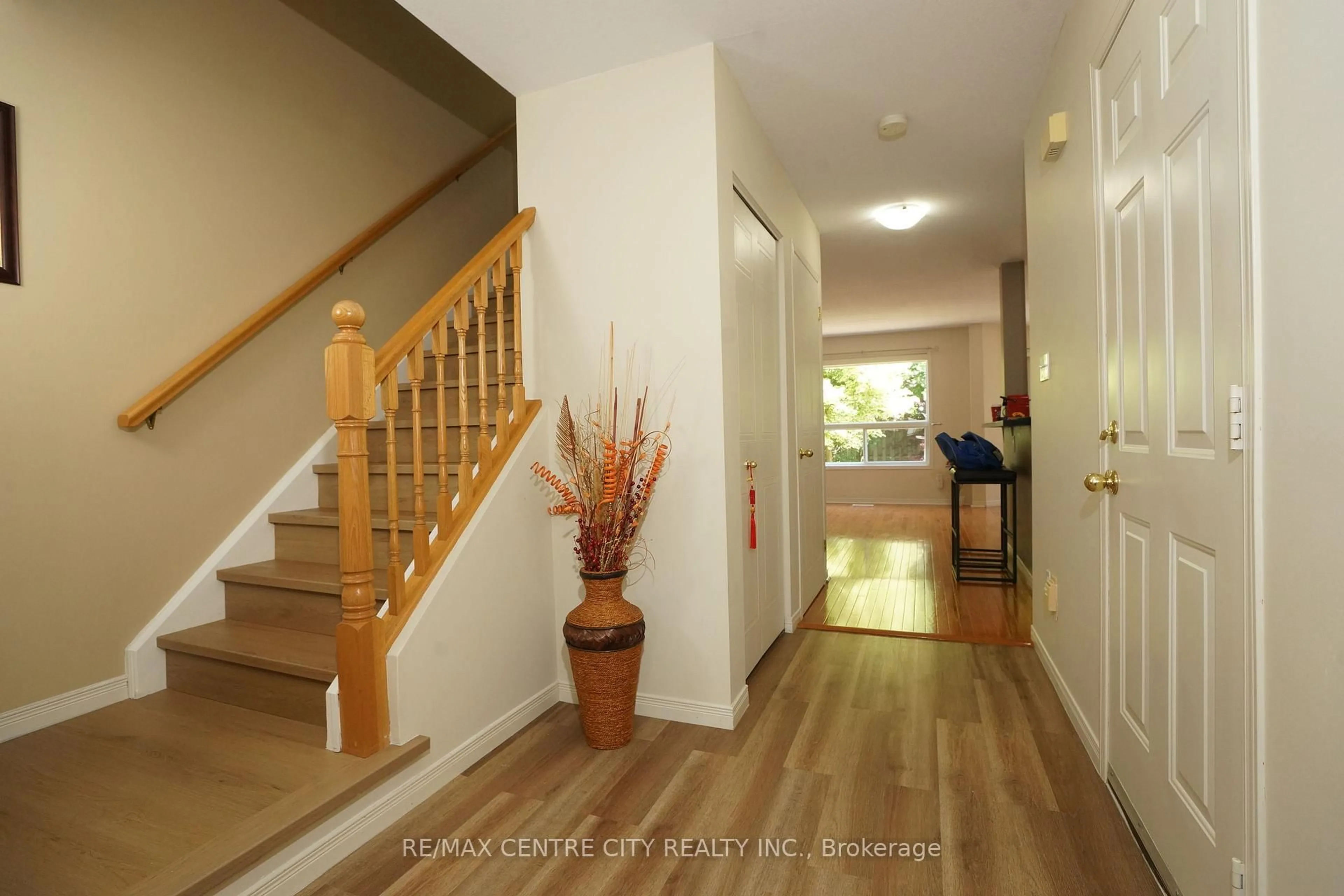 Indoor foyer for 762 Blacksmith St, London North Ontario N6H 5R6