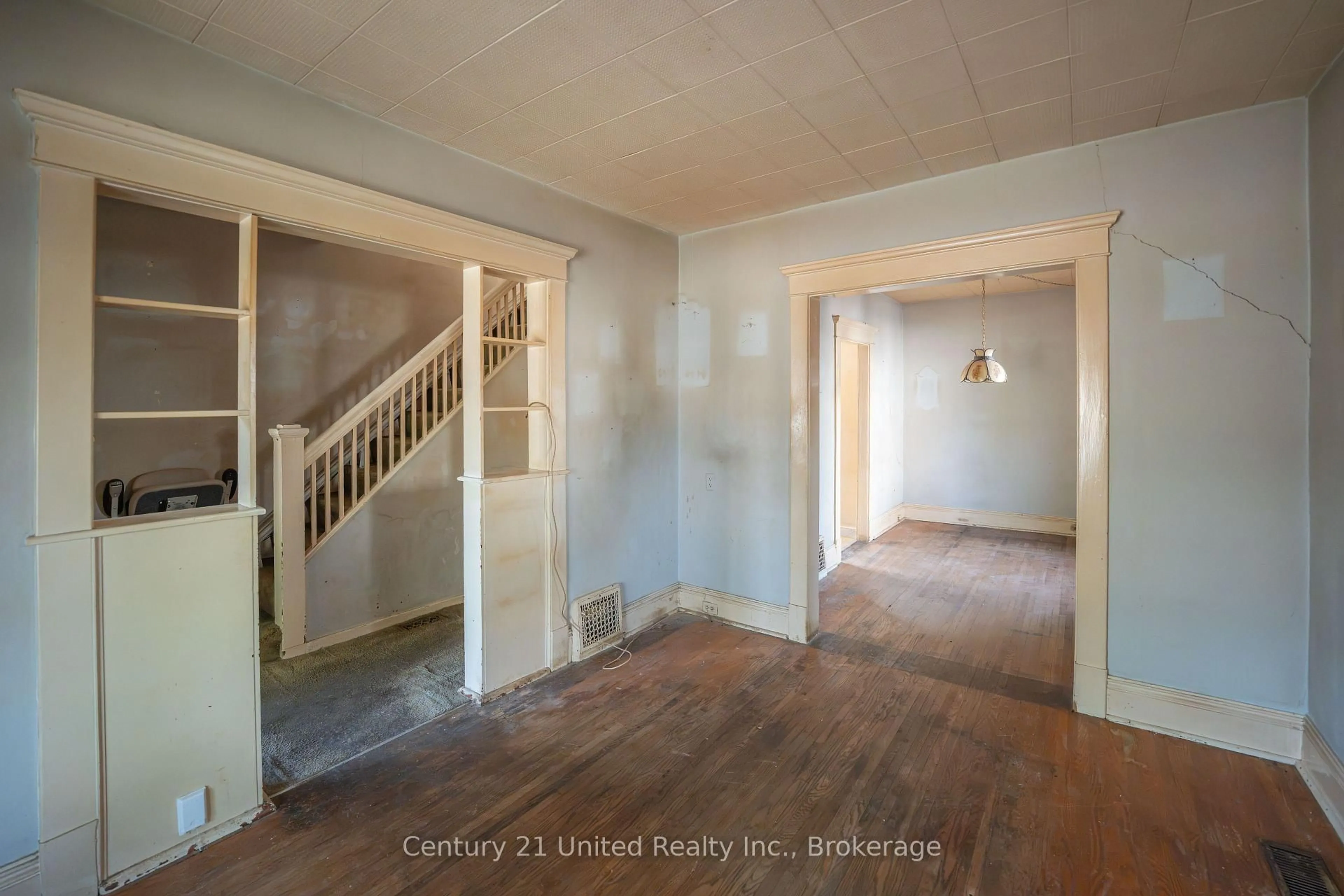 Indoor entryway for 155 Westcott St, Peterborough Ontario K9J 2G7