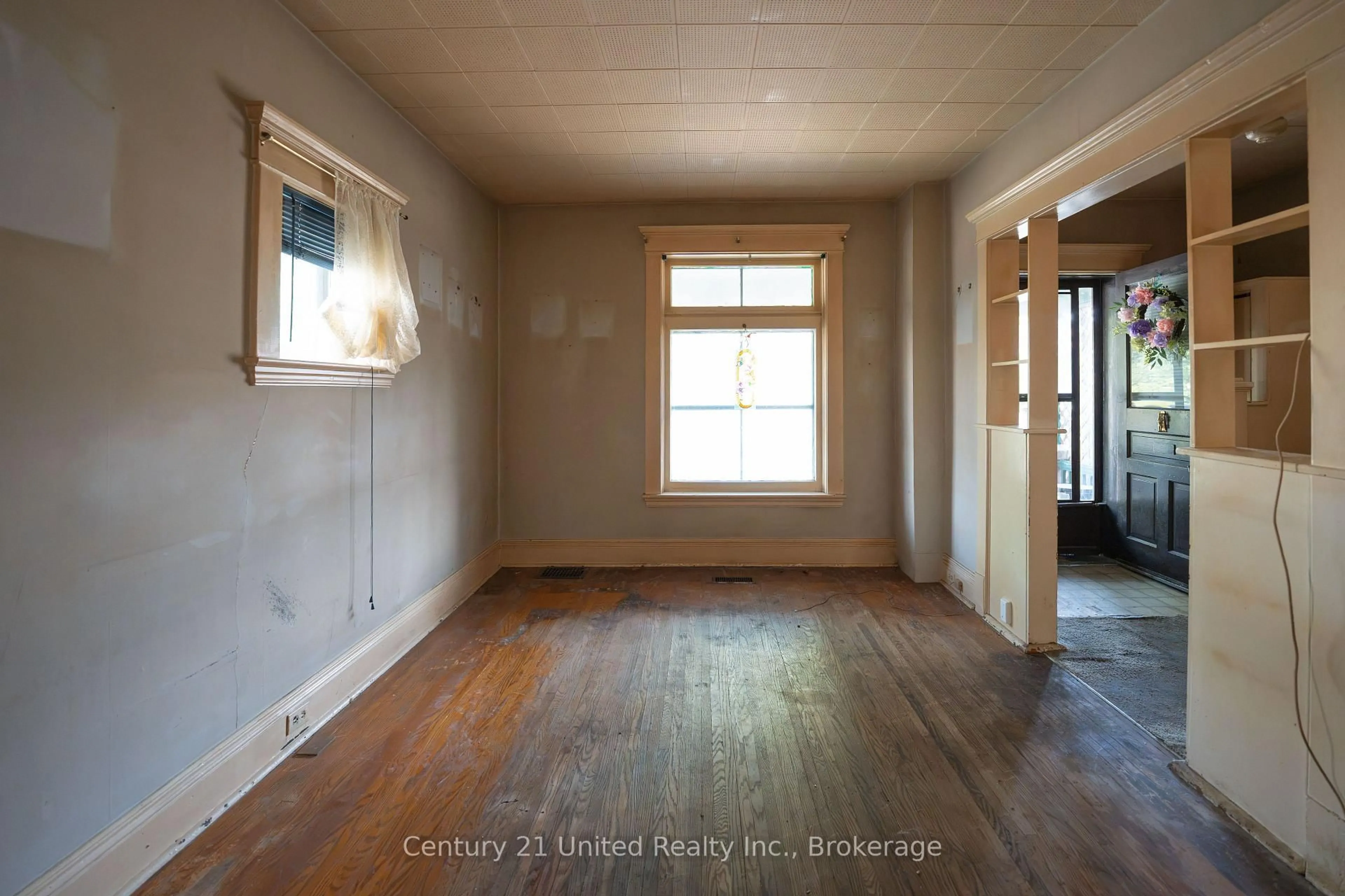 Indoor entryway for 155 Westcott St, Peterborough Ontario K9J 2G7